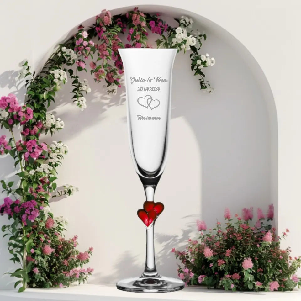 Personalisierbares Sektglas mit Herzstiel – Mit Namen, Datum, individuellem Spruch und zwei Herzen verziert