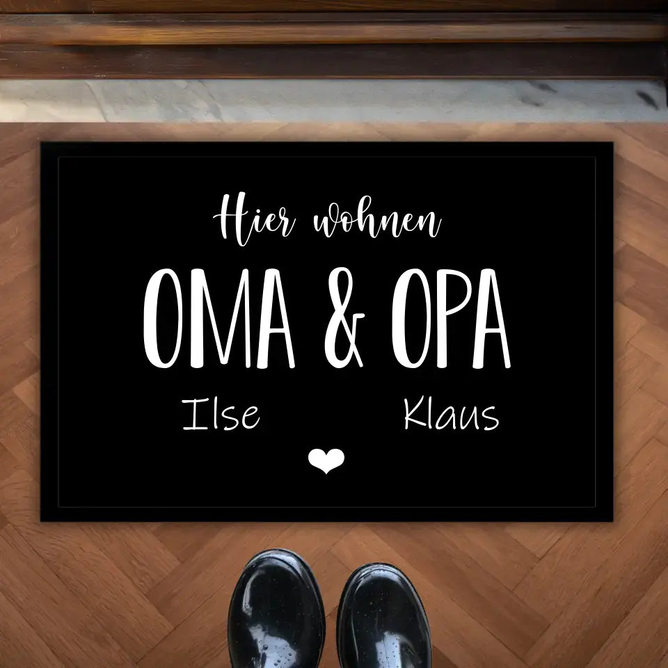Hier wohnen Oma & Opa - Personalisierte Fußmatte