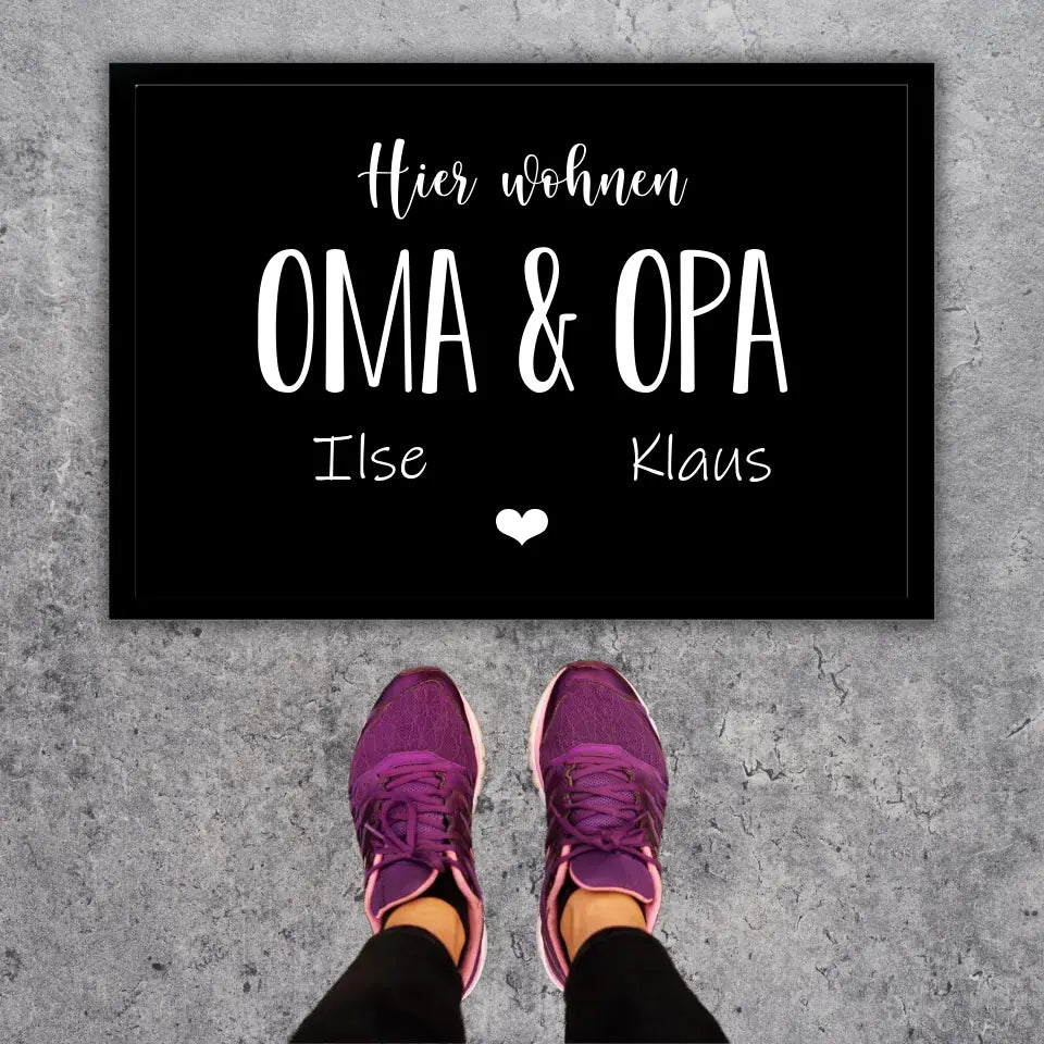 Hier wohnen Oma & Opa - Personalisierte Fußmatte