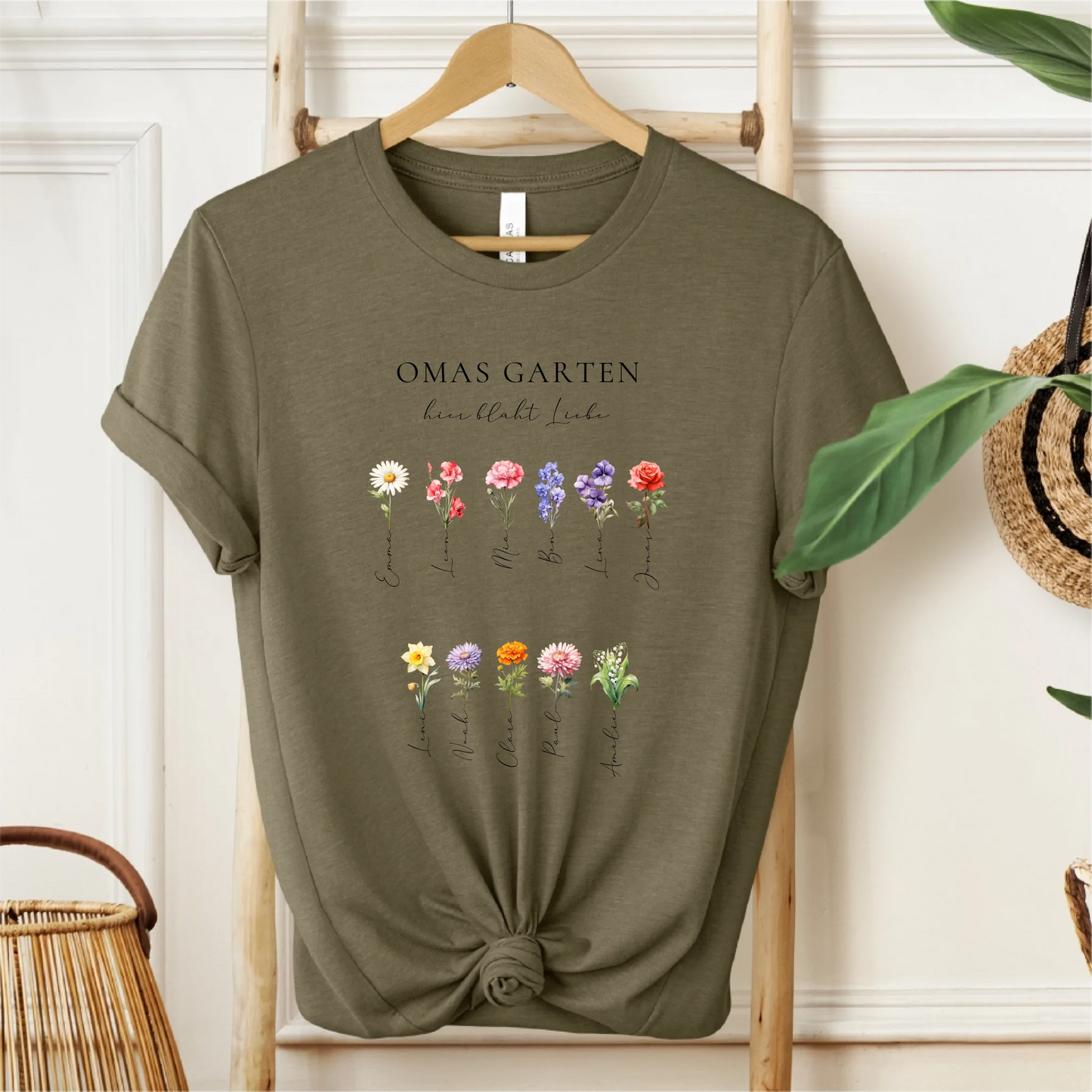 Omas Garten 1-11 Namen mit Geburtsblume T-Shirt