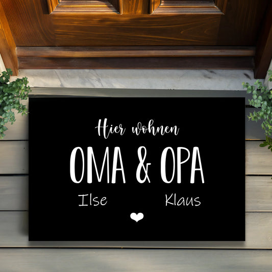 Hier wohnen Oma & Opa - Personalisierte Fußmatte