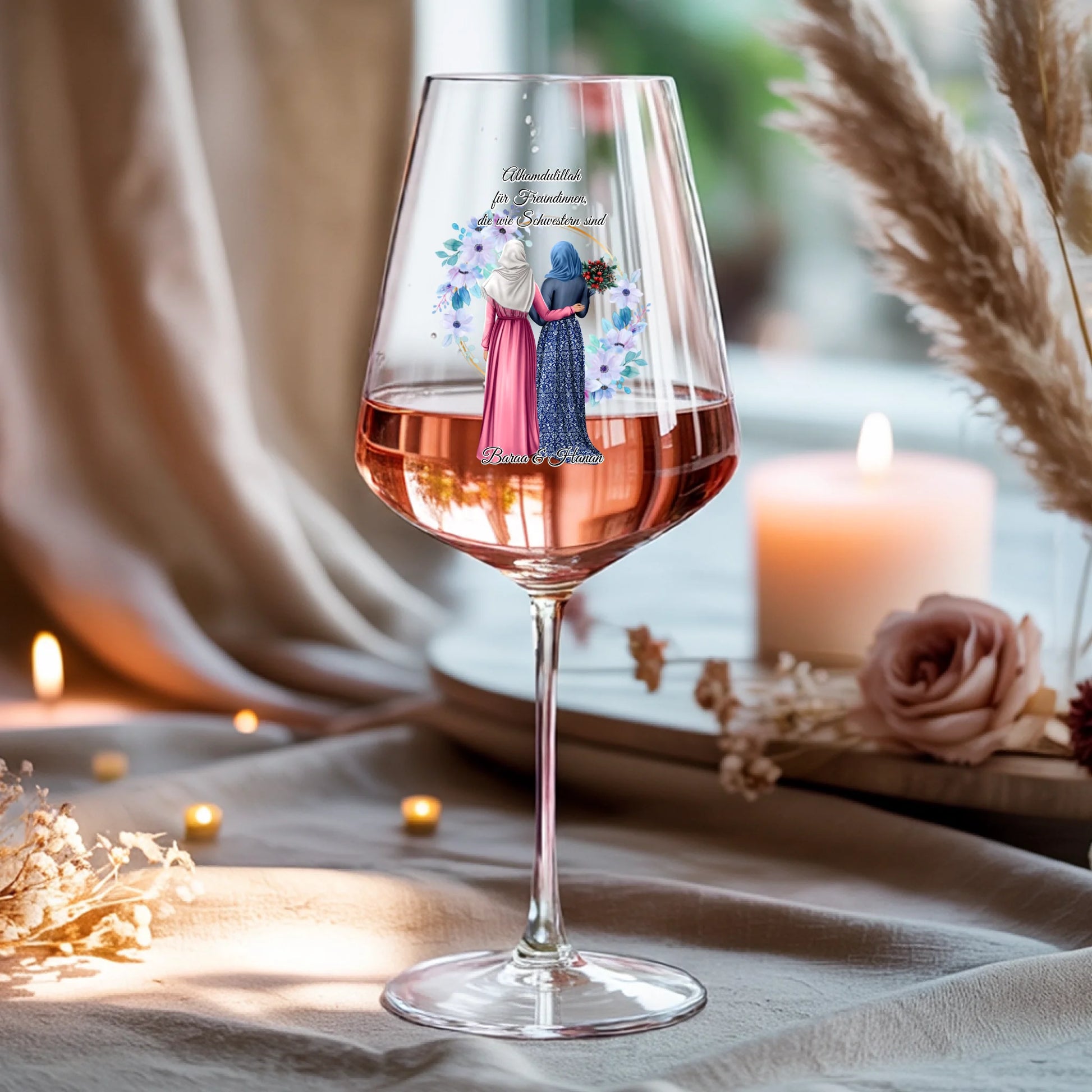 Weinglas-personalisiertes-Geschenk_0016_0001_4_a-beige-linen-background-is-present-show_RJhkBPeTRSyjbNEGHdymYg_WiXDhaHnQ