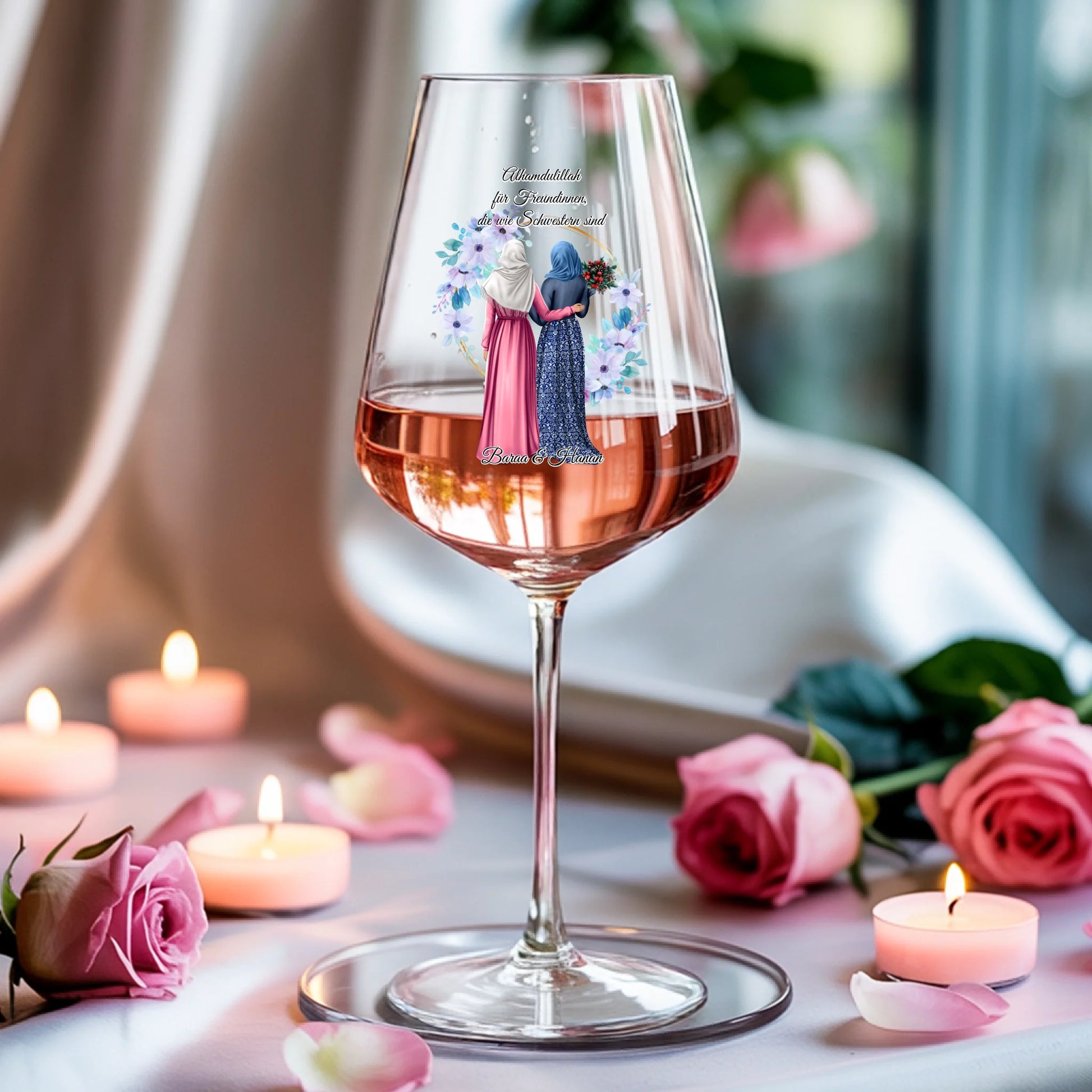Weinglas-personalisiertes-Geschenk_0005_0004_3_a-soft-white-fabric-background-is-draped_XZk7X2P6QIqx85a1gqN-tg_HVdTCo_ZS