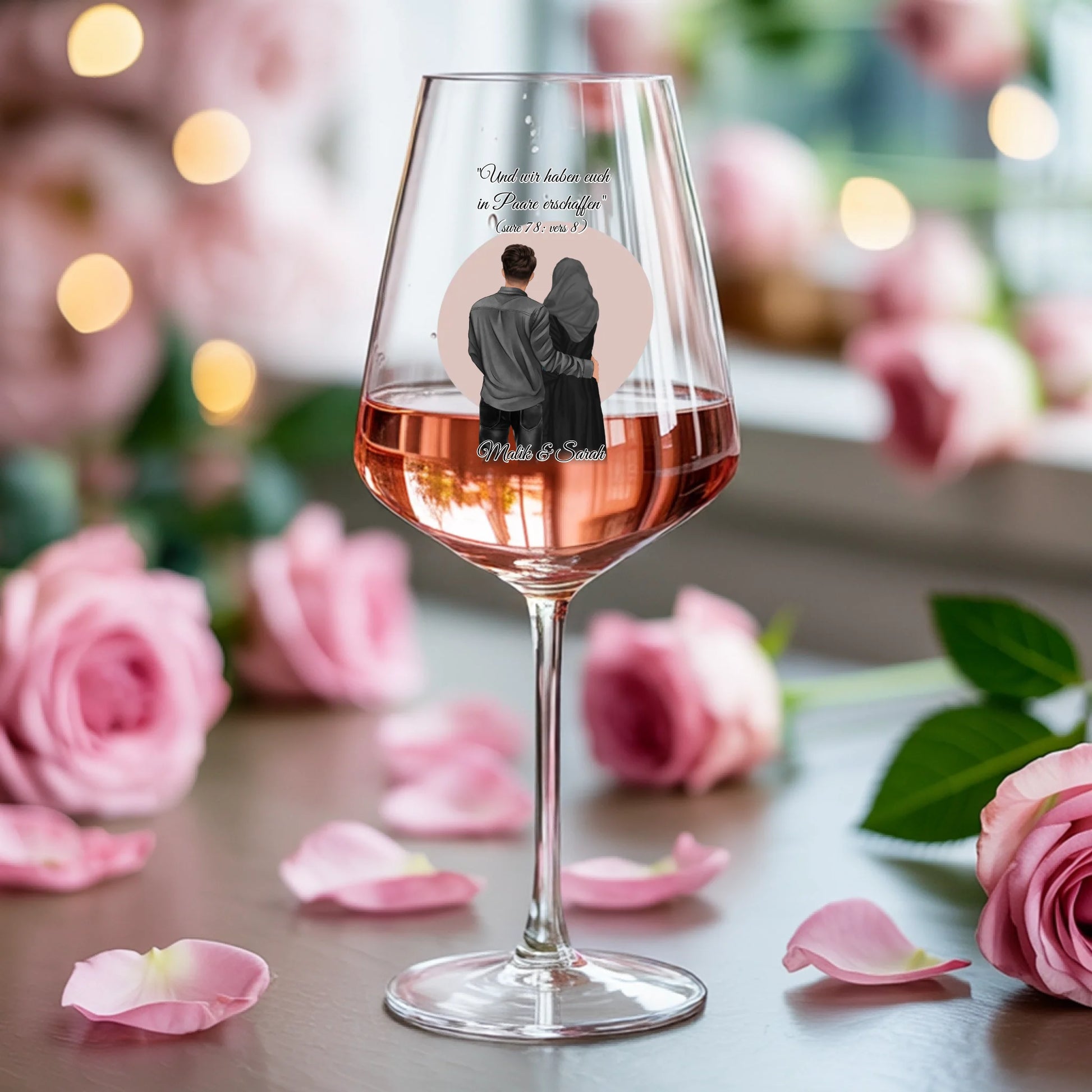 Weinglas-personalisiertes-Geschenk_0003_0005_2_a-soft-feminine-background-with-scattere_Pys1NVnvS-eulXehBk-dLQ_GueaOQ5LQ