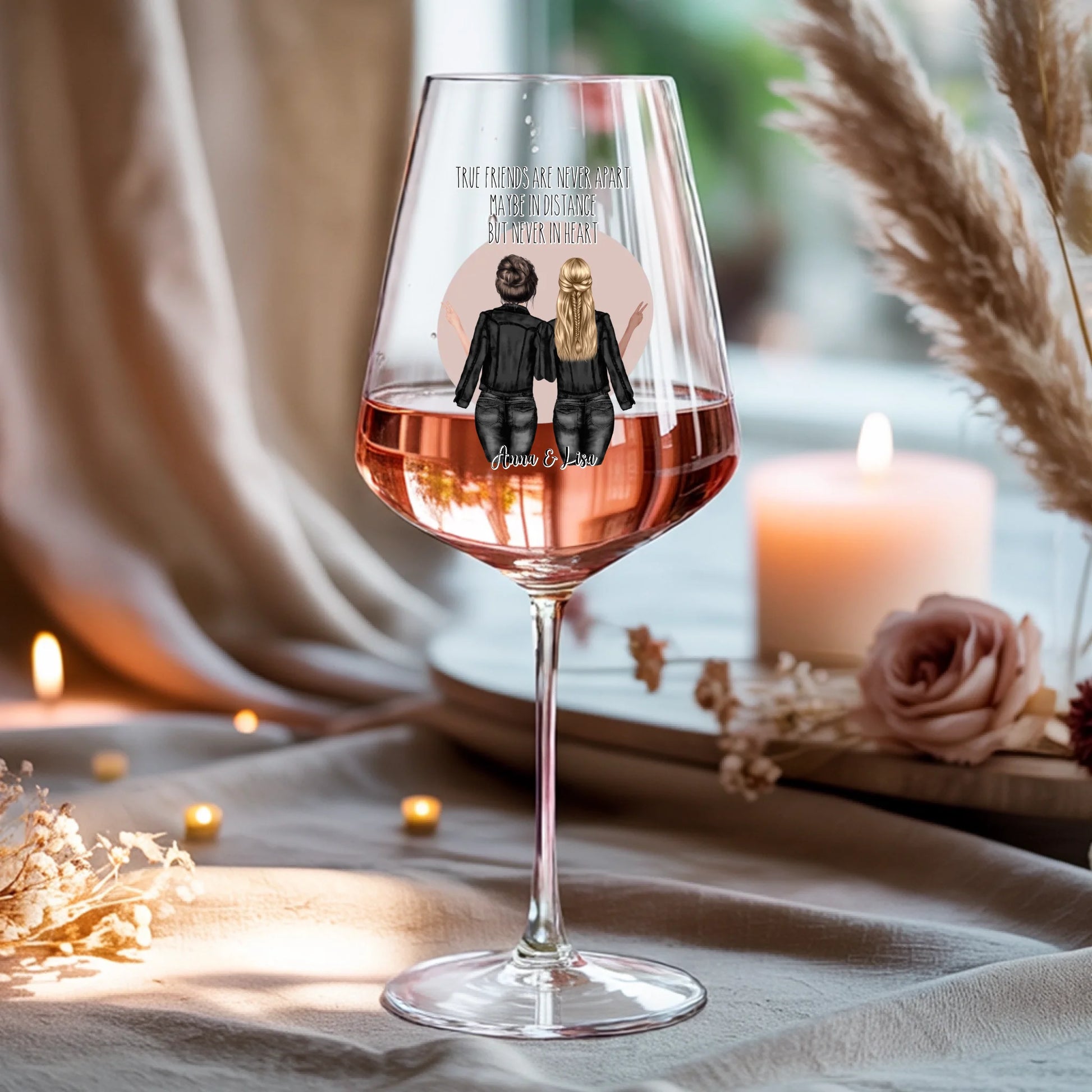 Weinglas-personalisiertes-Geschenk_0016_0001_4_a-beige-linen-background-is-present-show_RJhkBPeTRSyjbNEGHdymYg_WiXDhaHnQ