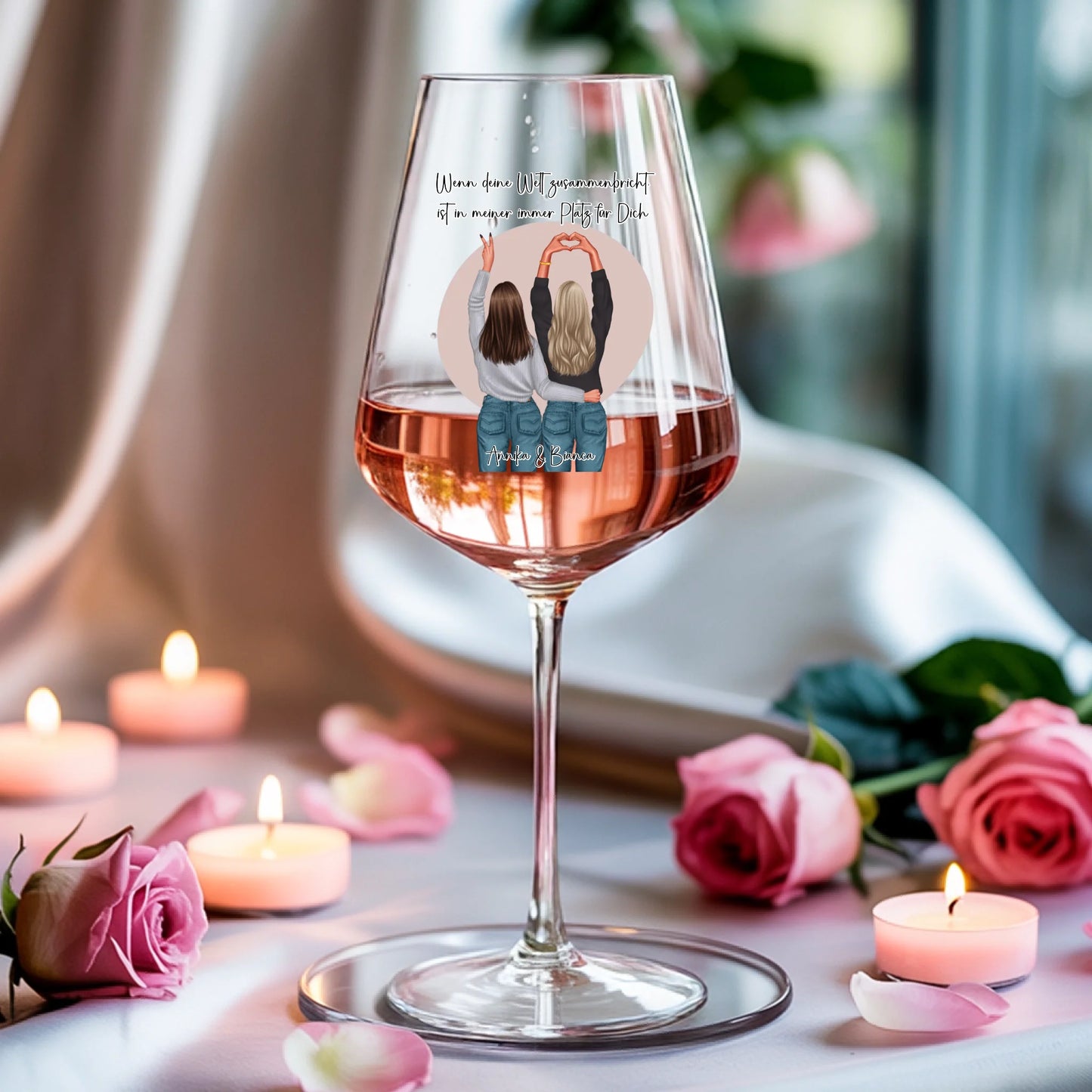 Weinglas-personalisiertes-Geschenk_0005_0004_3_a-soft-white-fabric-background-is-draped_XZk7X2P6QIqx85a1gqN-tg_HVdTCo_ZS