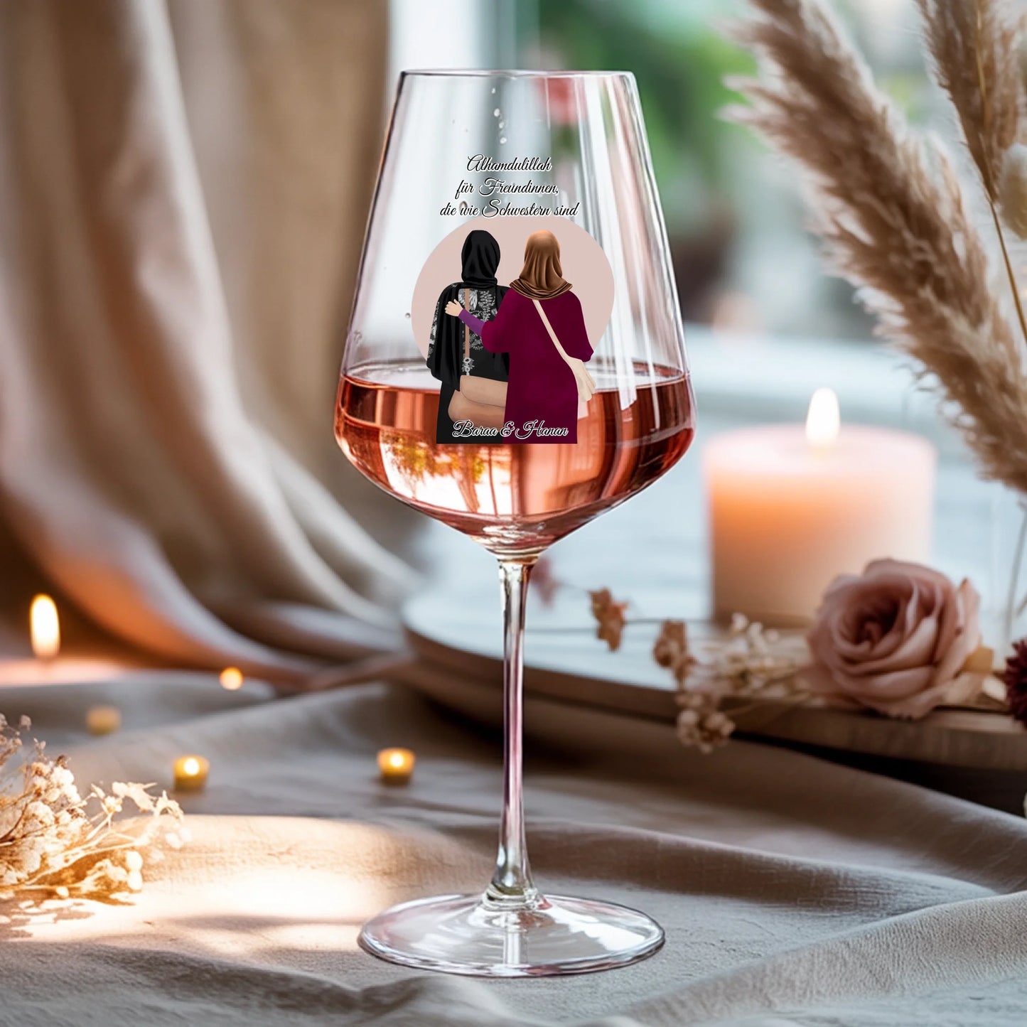 Weinglas-personalisiertes-Geschenk_0016_0001_4_a-beige-linen-background-is-present-show_RJhkBPeTRSyjbNEGHdymYg_WiXDhaHnQ