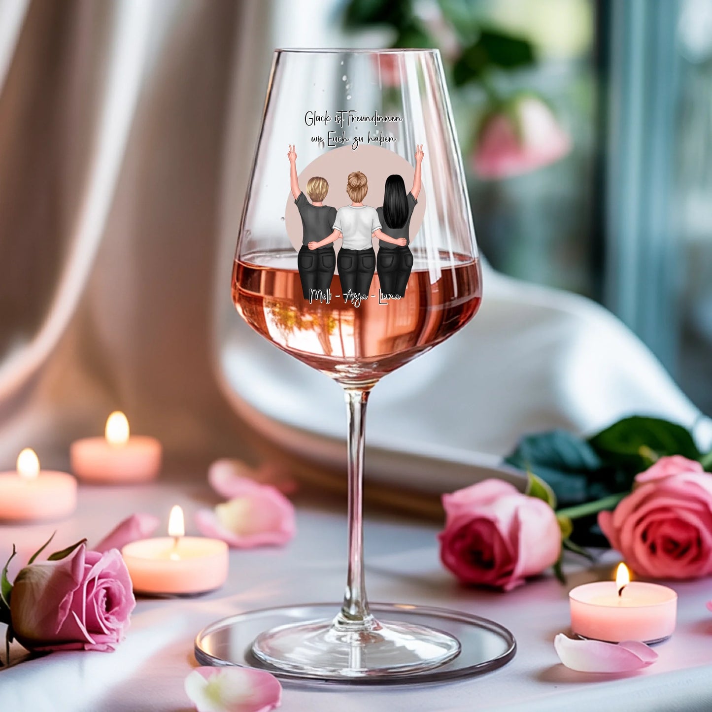 Weinglas-personalisiertes-Geschenk_0005_0004_3_a-soft-white-fabric-background-is-draped_XZk7X2P6QIqx85a1gqN-tg_HVdTCo_ZS