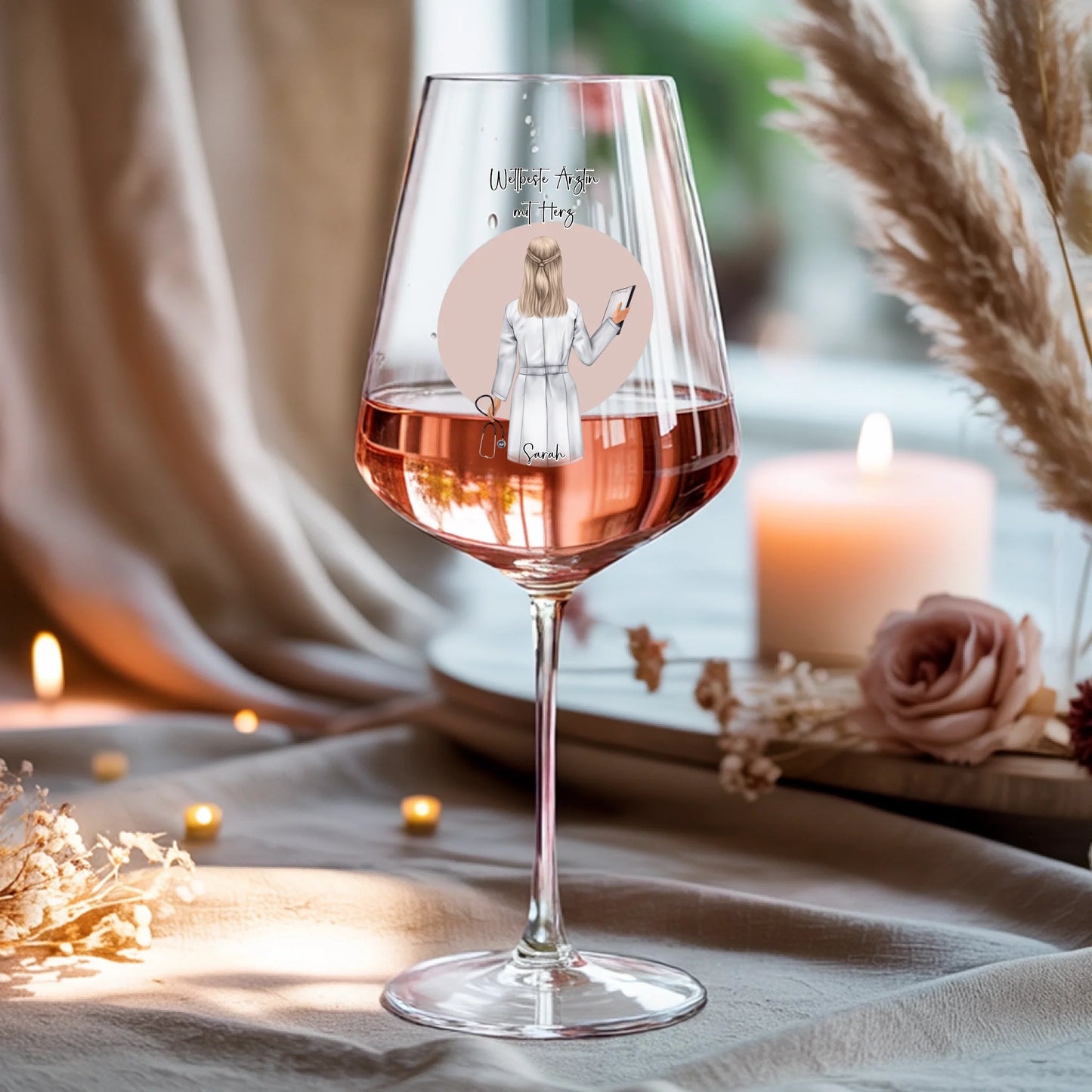 Weinglas-personalisiertes-Geschenk_0016_0001_4_a-beige-linen-background-is-present-show_RJhkBPeTRSyjbNEGHdymYg_WiXDhaHnQ