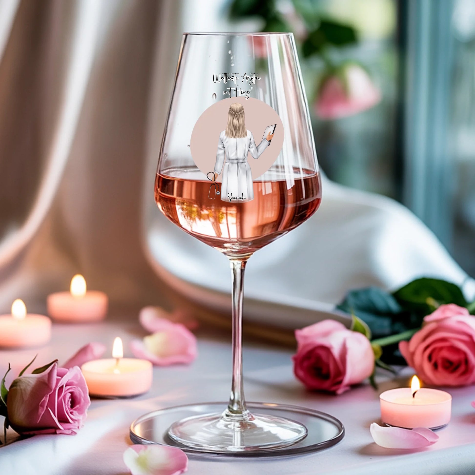 Weinglas-personalisiertes-Geschenk_0005_0004_3_a-soft-white-fabric-background-is-draped_XZk7X2P6QIqx85a1gqN-tg_HVdTCo_ZS
