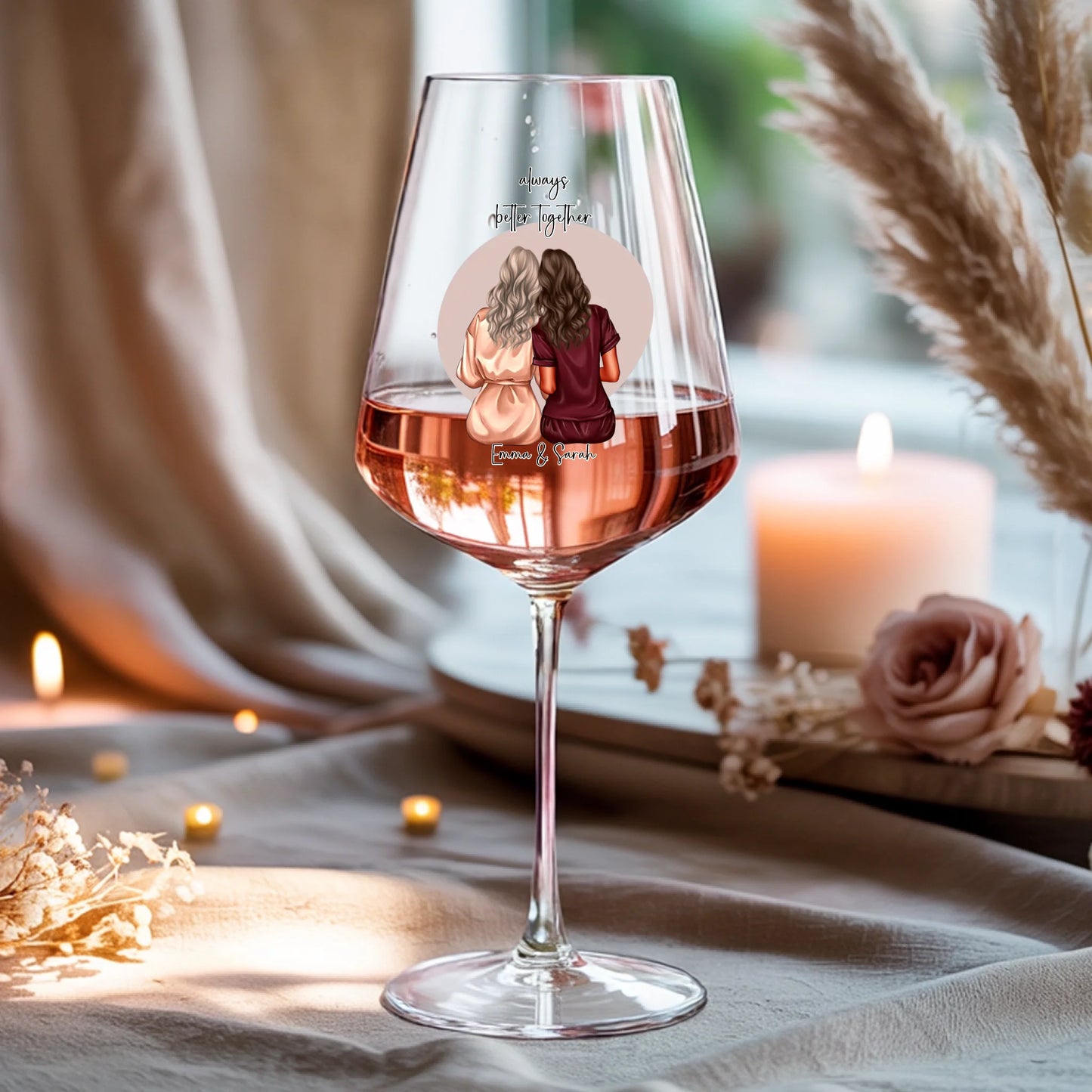Weinglas-personalisiertes-Geschenk_0016_0001_4_a-beige-linen-background-is-present-show_RJhkBPeTRSyjbNEGHdymYg_WiXDhaHnQ