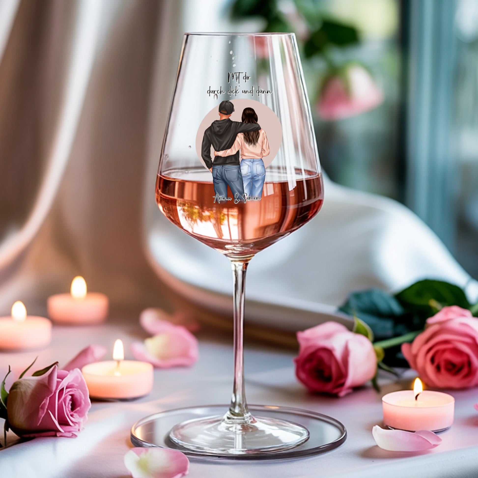 Weinglas-personalisiertes-Geschenk_0005_0004_3_a-soft-white-fabric-background-is-draped_XZk7X2P6QIqx85a1gqN-tg_HVdTCo_ZS