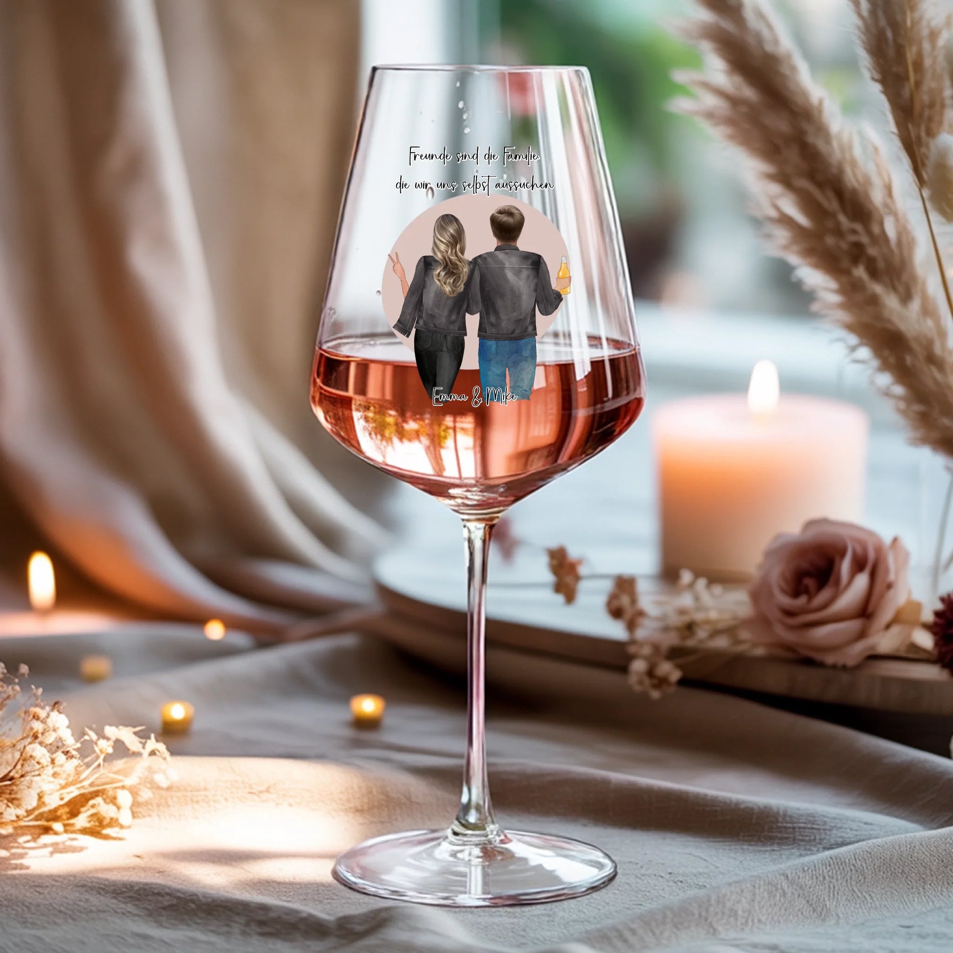 Weinglas-personalisiertes-Geschenk_0016_0001_4_a-beige-linen-background-is-present-show_RJhkBPeTRSyjbNEGHdymYg_WiXDhaHnQ