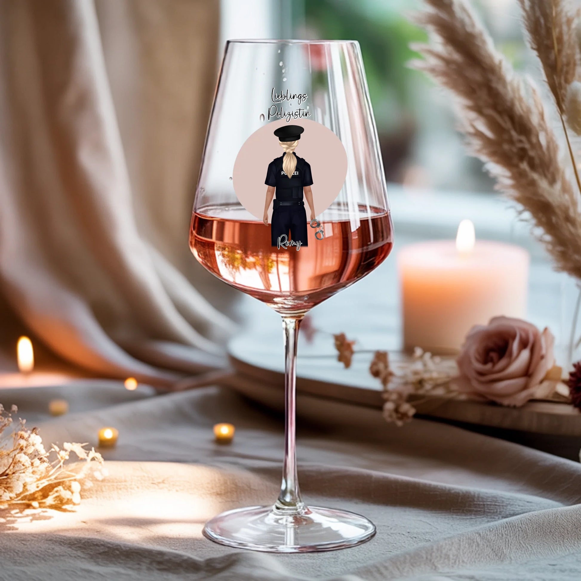 Weinglas-personalisiertes-Geschenk_0016_0001_4_a-beige-linen-background-is-present-show_RJhkBPeTRSyjbNEGHdymYg_WiXDhaHnQ