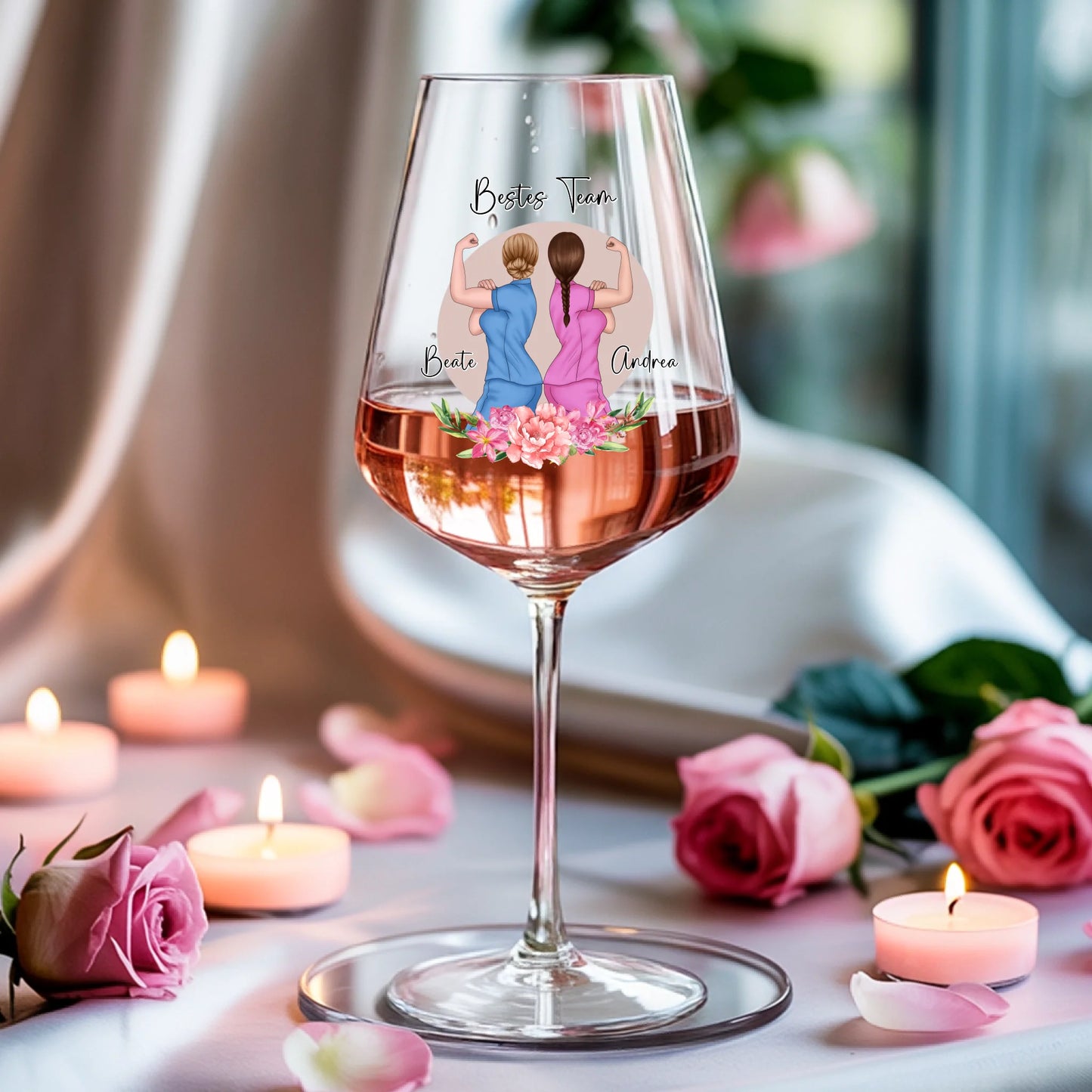 Weinglas-personalisiertes-Geschenk_0005_0004_3_a-soft-white-fabric-background-is-draped_XZk7X2P6QIqx85a1gqN-tg_HVdTCo_ZS