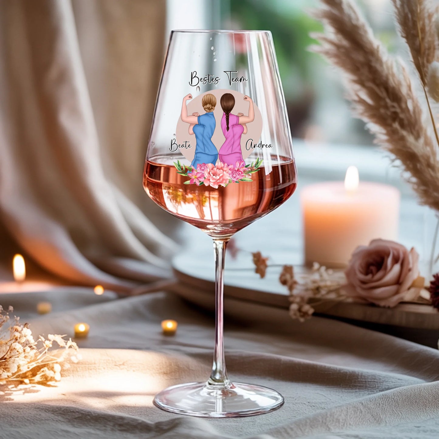 Weinglas-personalisiertes-Geschenk_0016_0001_4_a-beige-linen-background-is-present-show_RJhkBPeTRSyjbNEGHdymYg_WiXDhaHnQ