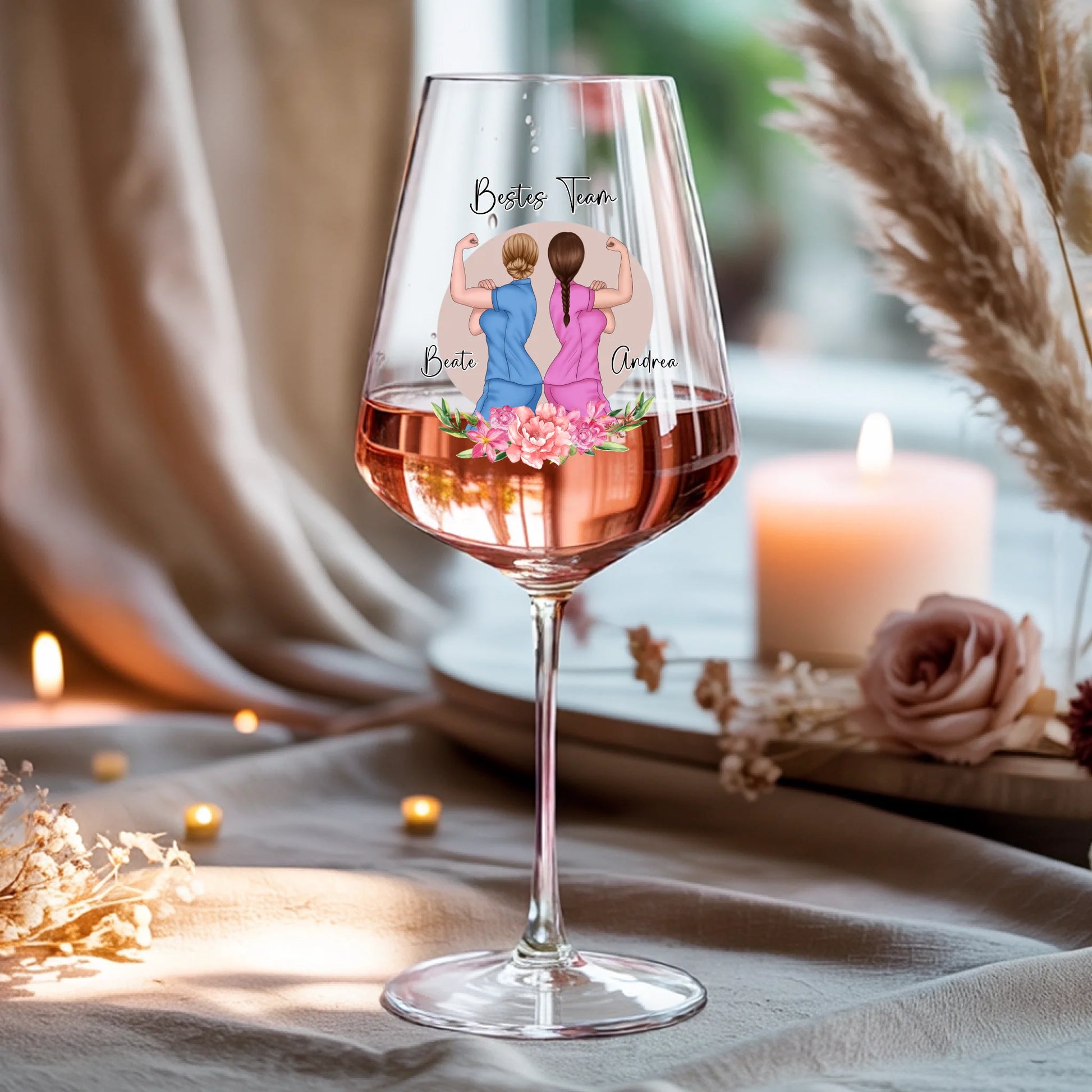 Weinglas-personalisiertes-Geschenk_0016_0001_4_a-beige-linen-background-is-present-show_RJhkBPeTRSyjbNEGHdymYg_WiXDhaHnQ