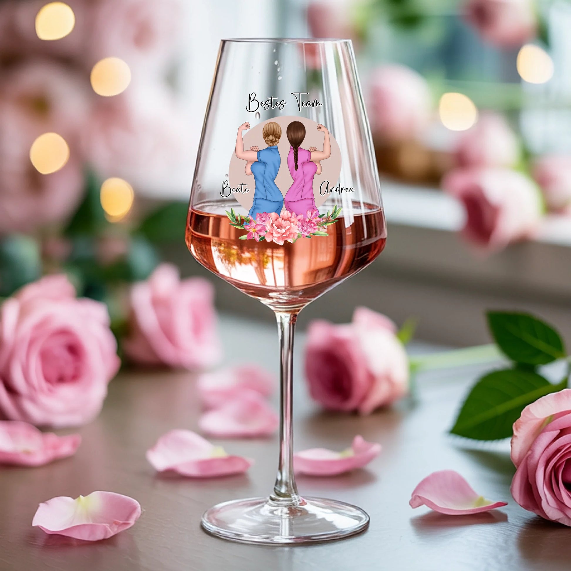 Weinglas-personalisiertes-Geschenk_0003_0005_2_a-soft-feminine-background-with-scattere_Pys1NVnvS-eulXehBk-dLQ_GueaOQ5LQ