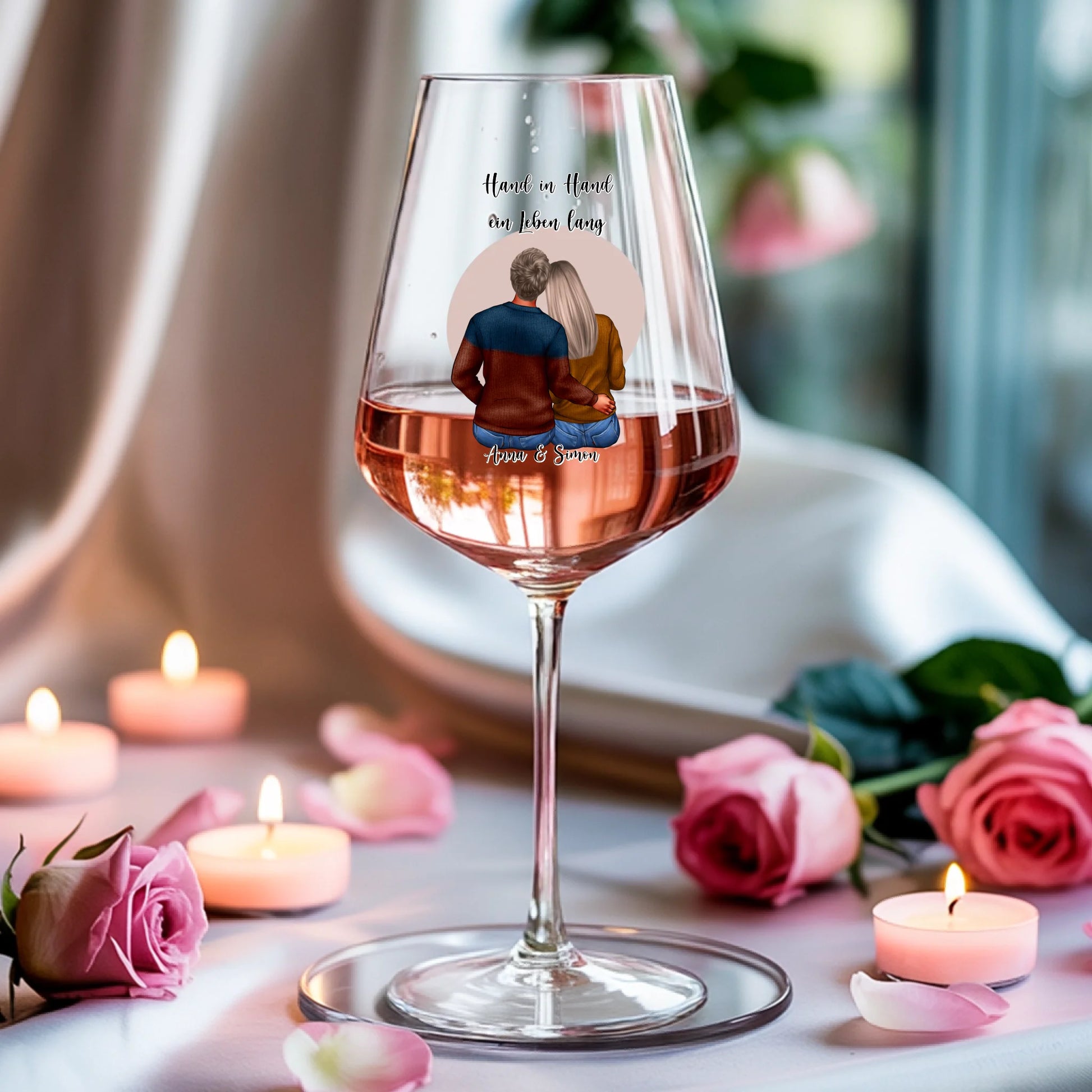 Weinglas-personalisiertes-Geschenk_0005_0004_3_a-soft-white-fabric-background-is-draped_XZk7X2P6QIqx85a1gqN-tg_HVdTCo_ZS