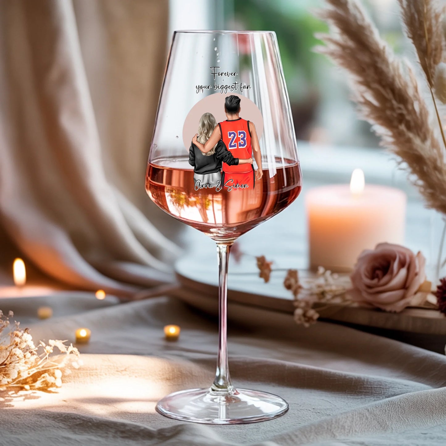 Weinglas-personalisiertes-Geschenk_0016_0001_4_a-beige-linen-background-is-present-show_RJhkBPeTRSyjbNEGHdymYg_WiXDhaHnQ