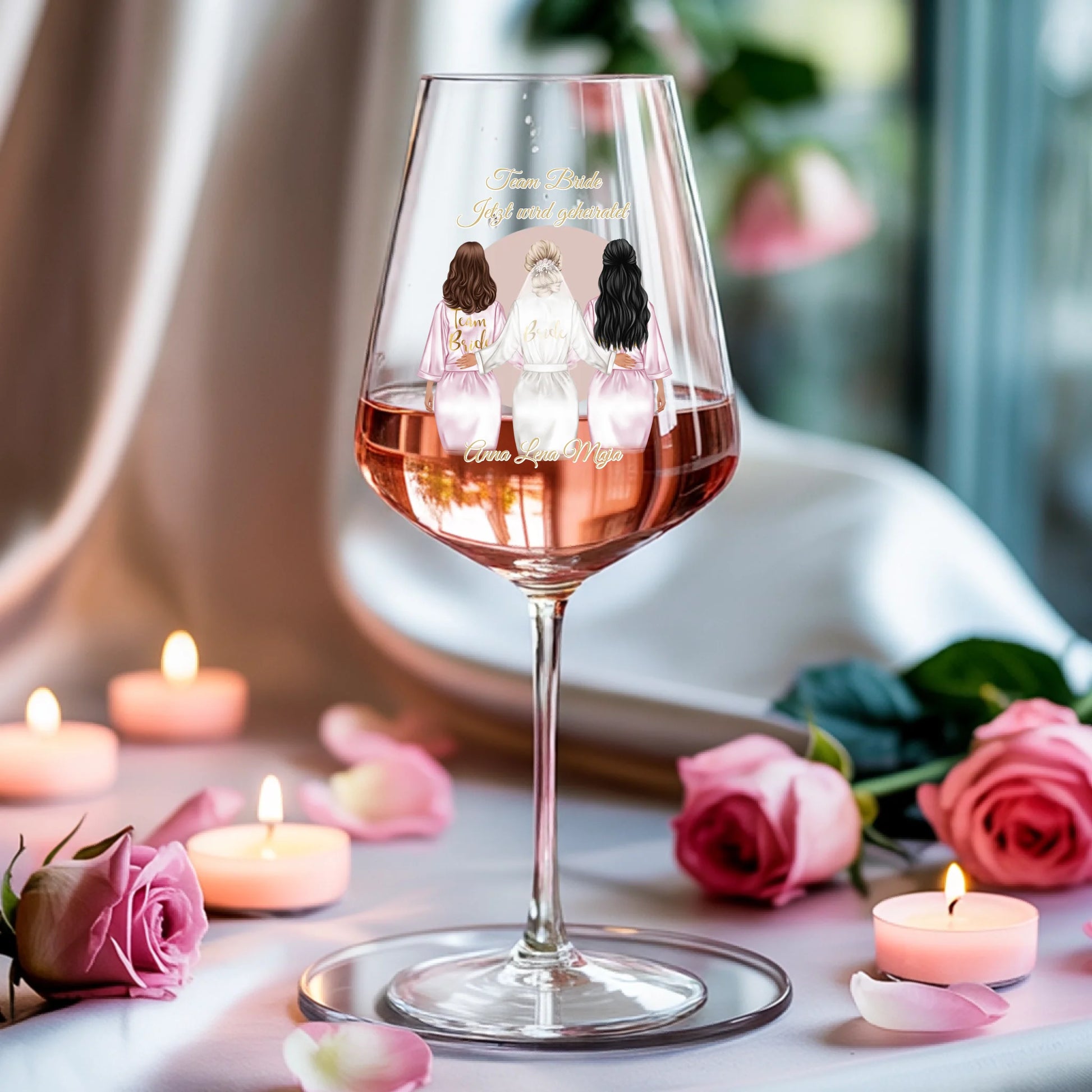 Weinglas-personalisiertes-Geschenk_0005_0004_3_a-soft-white-fabric-background-is-draped_XZk7X2P6QIqx85a1gqN-tg_HVdTCo_ZS