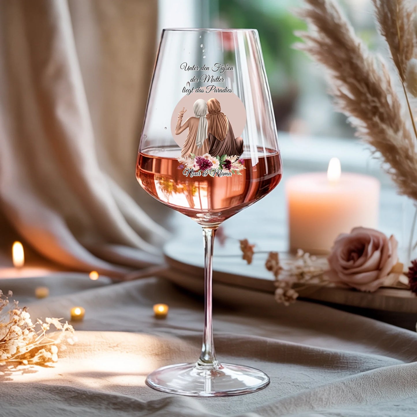 Weinglas-personalisiertes-Geschenk_0016_0001_4_a-beige-linen-background-is-present-show_RJhkBPeTRSyjbNEGHdymYg_WiXDhaHnQ