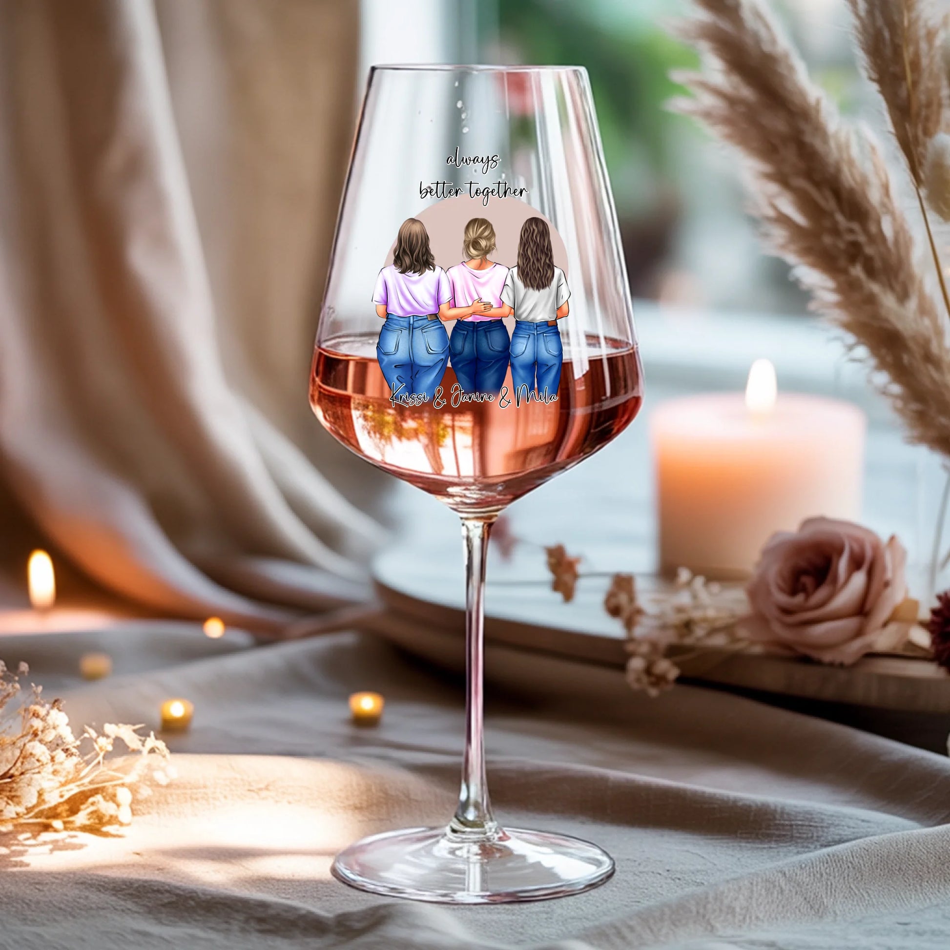 Weinglas-personalisiertes-Geschenk_0016_0001_4_a-beige-linen-background-is-present-show_RJhkBPeTRSyjbNEGHdymYg_WiXDhaHnQ