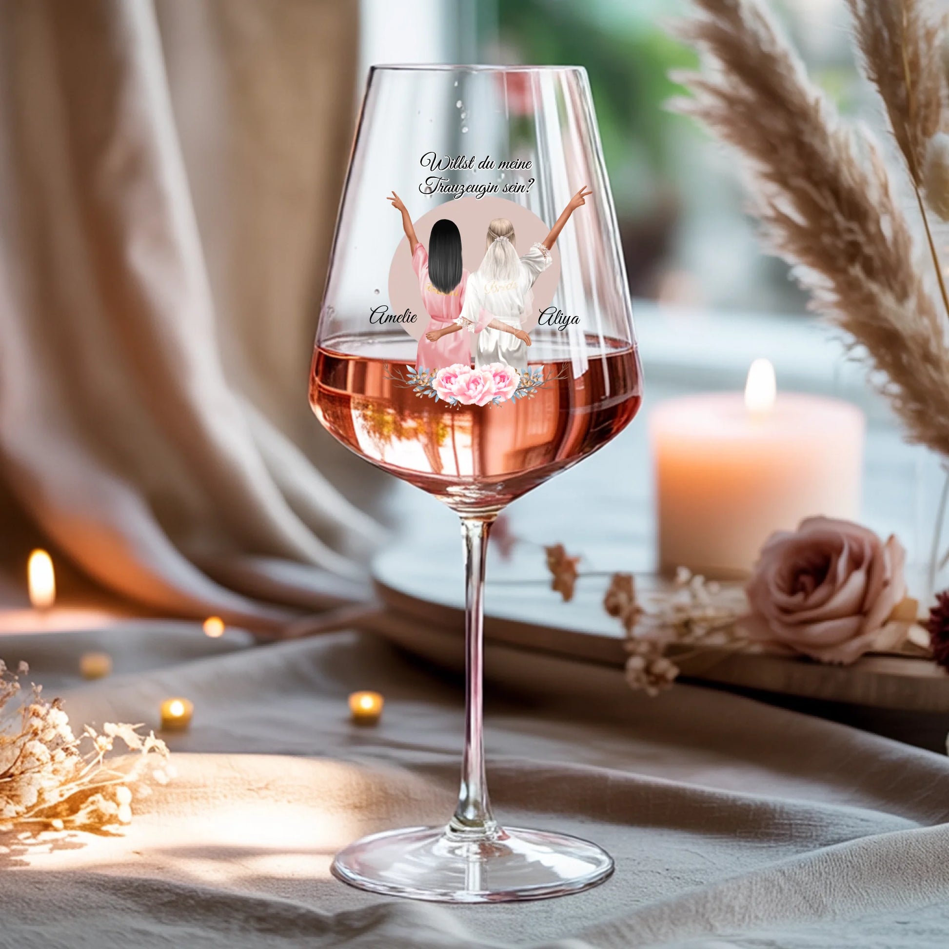 Weinglas-personalisiertes-Geschenk_0016_0001_4_a-beige-linen-background-is-present-show_RJhkBPeTRSyjbNEGHdymYg_WiXDhaHnQ