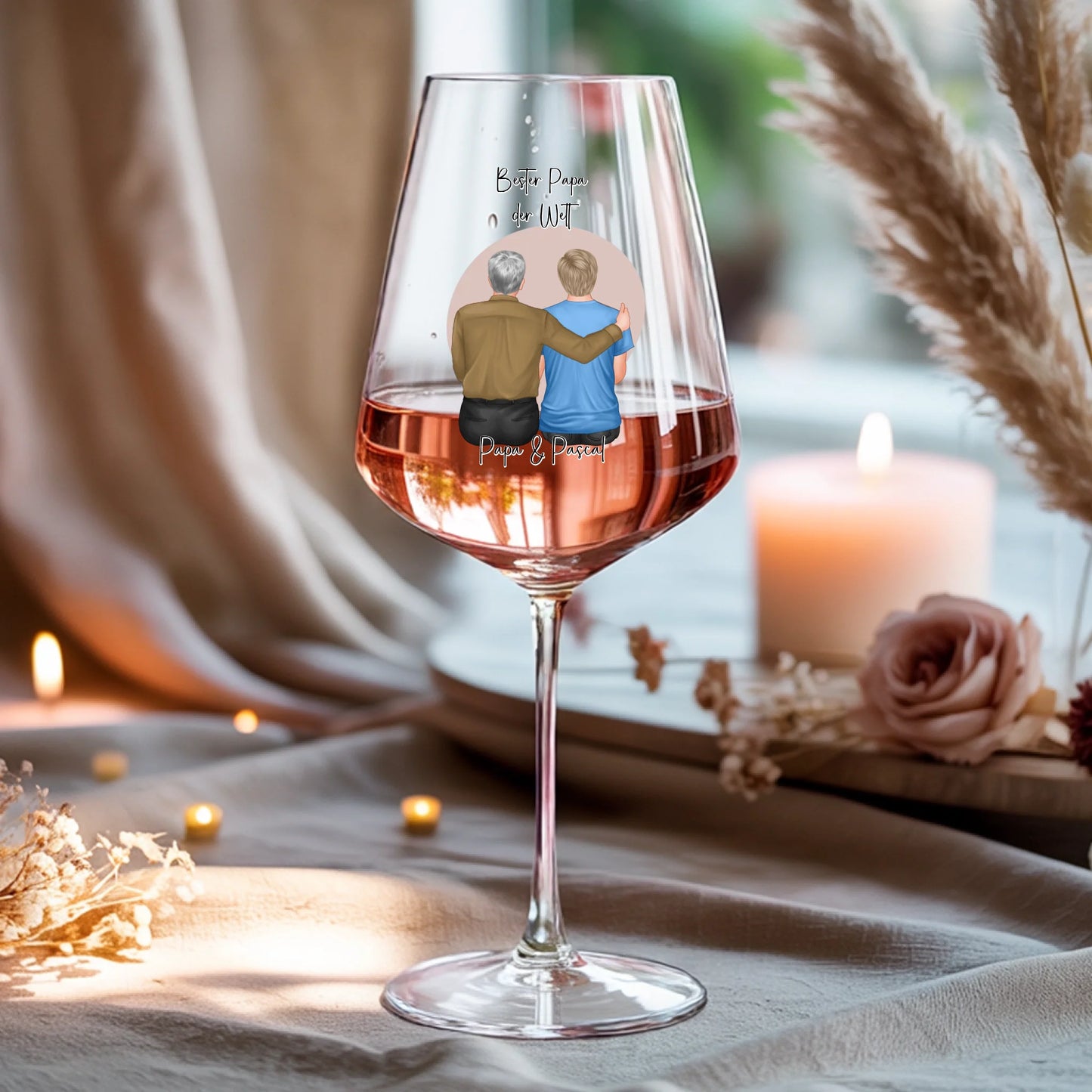 Weinglas-personalisiertes-Geschenk_0016_0001_4_a-beige-linen-background-is-present-show_RJhkBPeTRSyjbNEGHdymYg_WiXDhaHnQ