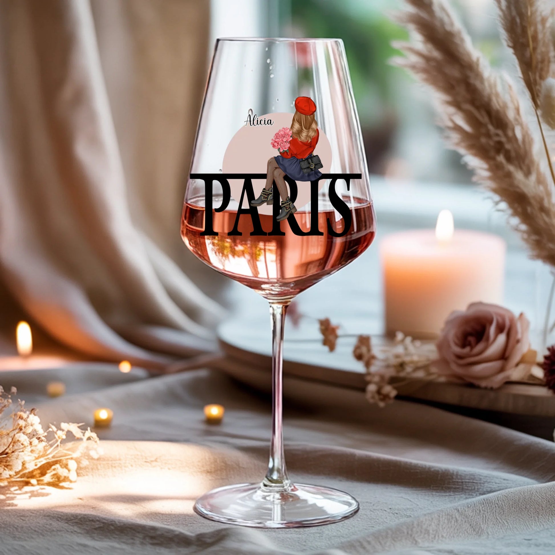 Weinglas-personalisiertes-Geschenk_0016_0001_4_a-beige-linen-background-is-present-show_RJhkBPeTRSyjbNEGHdymYg_WiXDhaHnQ