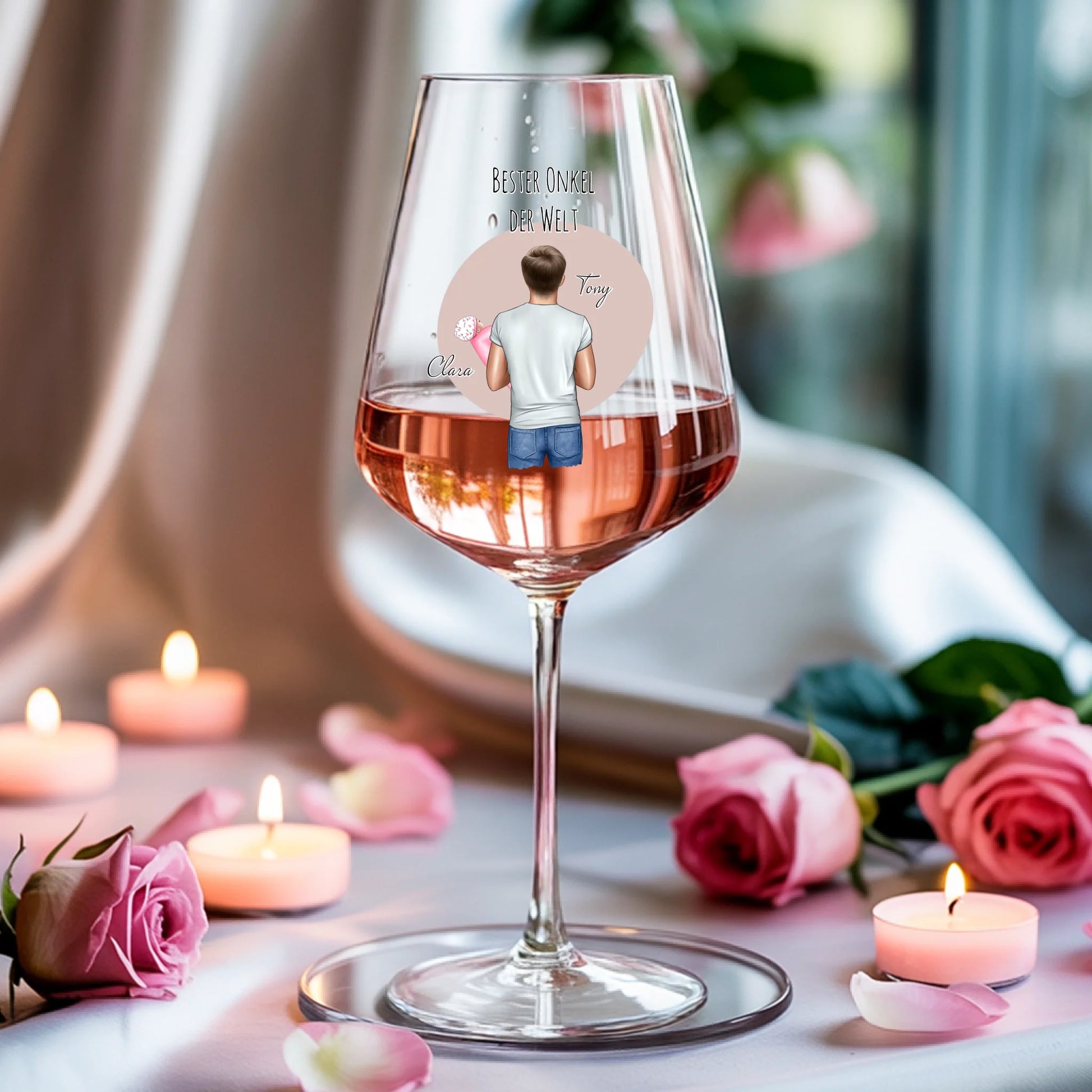 Weinglas-personalisiertes-Geschenk_0005_0004_3_a-soft-white-fabric-background-is-draped_XZk7X2P6QIqx85a1gqN-tg_HVdTCo_ZS