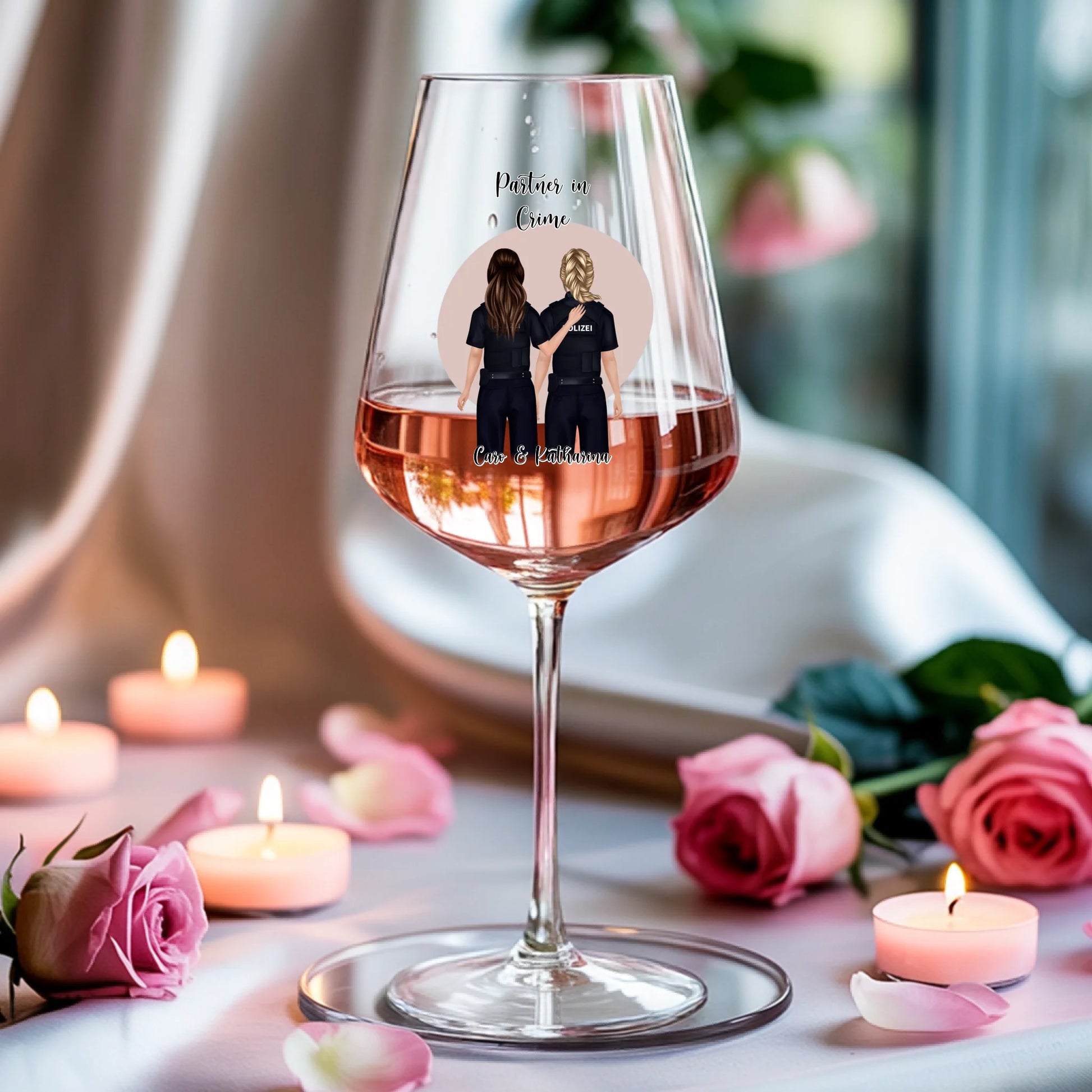 Weinglas-personalisiertes-Geschenk_0005_0004_3_a-soft-white-fabric-background-is-draped_XZk7X2P6QIqx85a1gqN-tg_HVdTCo_ZS