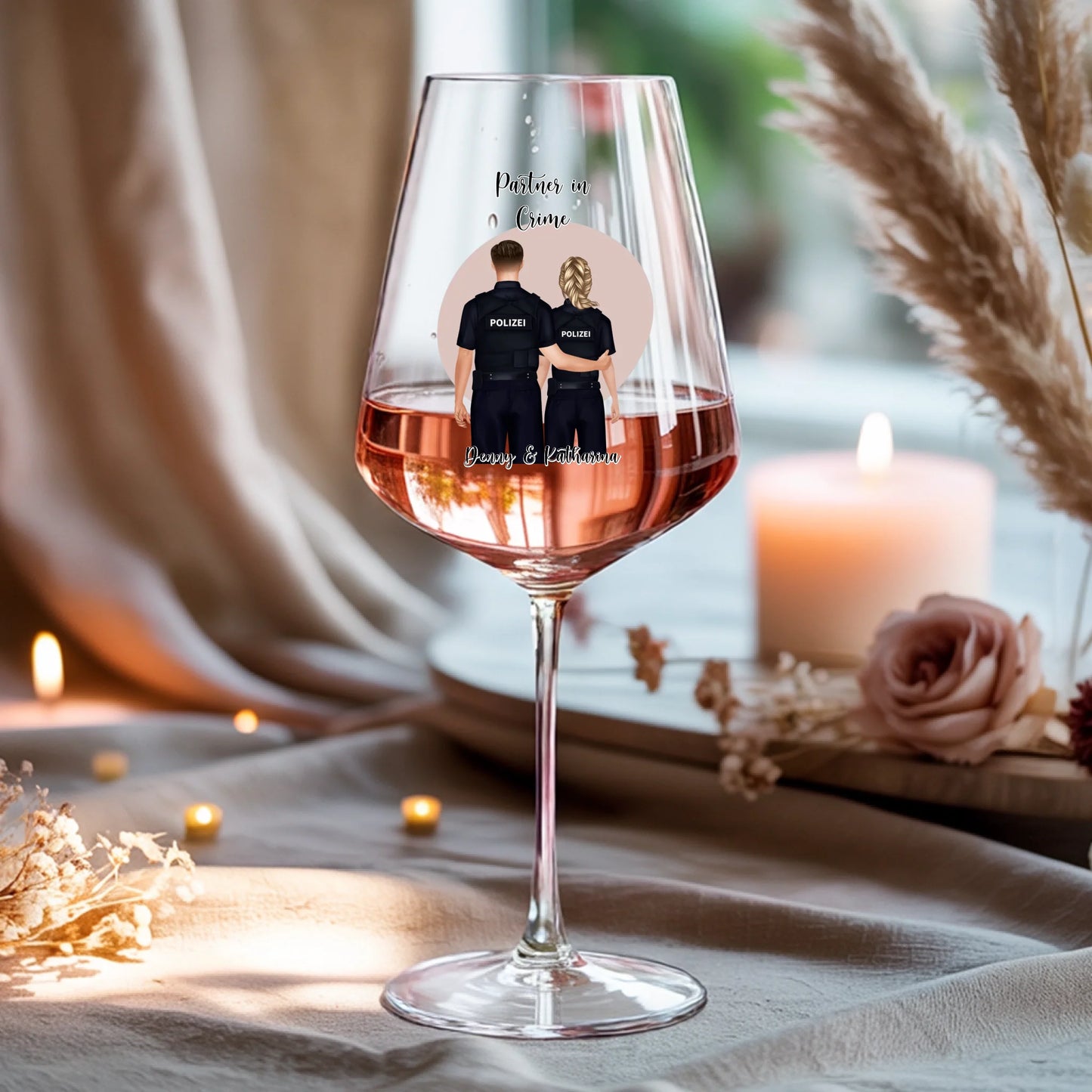 Weinglas-personalisiertes-Geschenk_0016_0001_4_a-beige-linen-background-is-present-show_RJhkBPeTRSyjbNEGHdymYg_WiXDhaHnQ