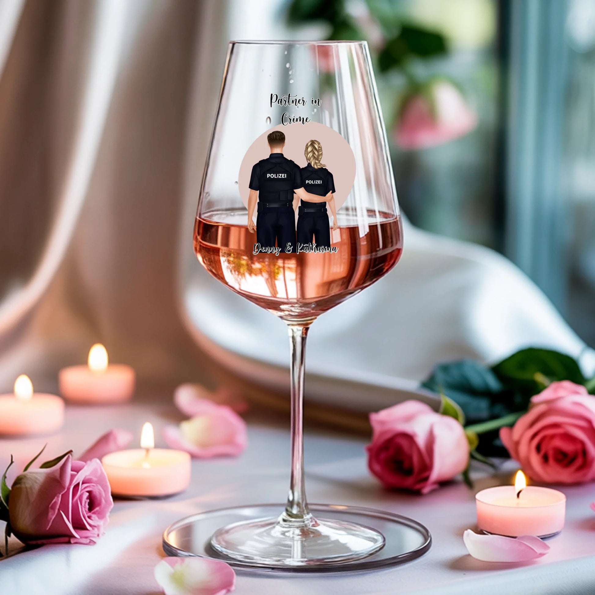 Weinglas-personalisiertes-Geschenk_0005_0004_3_a-soft-white-fabric-background-is-draped_XZk7X2P6QIqx85a1gqN-tg_HVdTCo_ZS