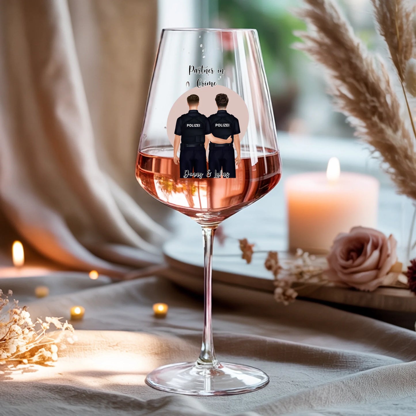 Weinglas-personalisiertes-Geschenk_0016_0001_4_a-beige-linen-background-is-present-show_RJhkBPeTRSyjbNEGHdymYg_WiXDhaHnQ