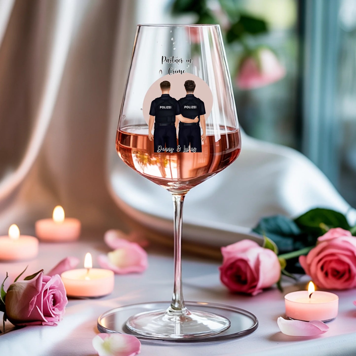 Weinglas-personalisiertes-Geschenk_0005_0004_3_a-soft-white-fabric-background-is-draped_XZk7X2P6QIqx85a1gqN-tg_HVdTCo_ZS