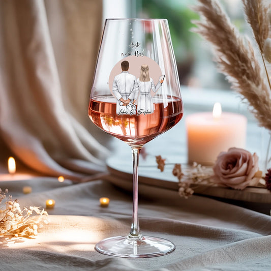 Weinglas-personalisiertes-Geschenk_0016_0001_4_a-beige-linen-background-is-present-show_RJhkBPeTRSyjbNEGHdymYg_WiXDhaHnQ