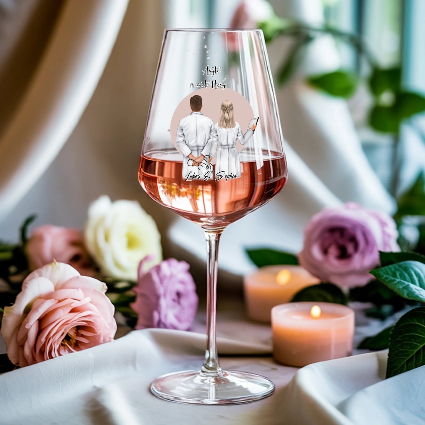 Weinglas-personalisiertes-Geschenk_0009_0003_3_a-soft-white-fabric-background-gently-dr_hbbLVLIFT8GJLVhUd2TxWw_twoo2GOIQ