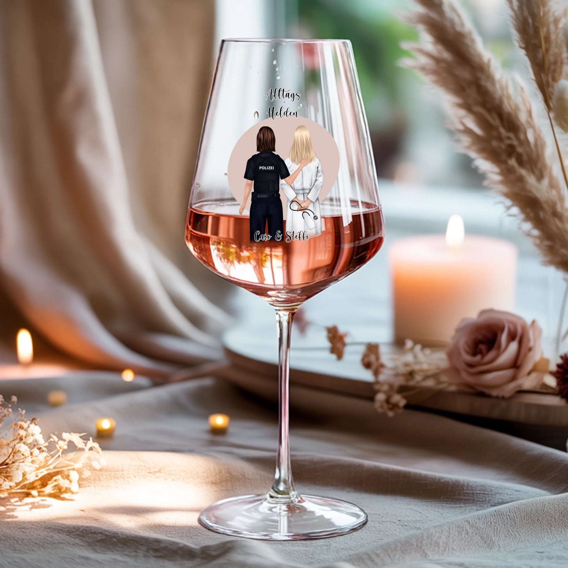 Weinglas-personalisiertes-Geschenk_0016_0001_4_a-beige-linen-background-is-present-show_RJhkBPeTRSyjbNEGHdymYg_WiXDhaHnQ
