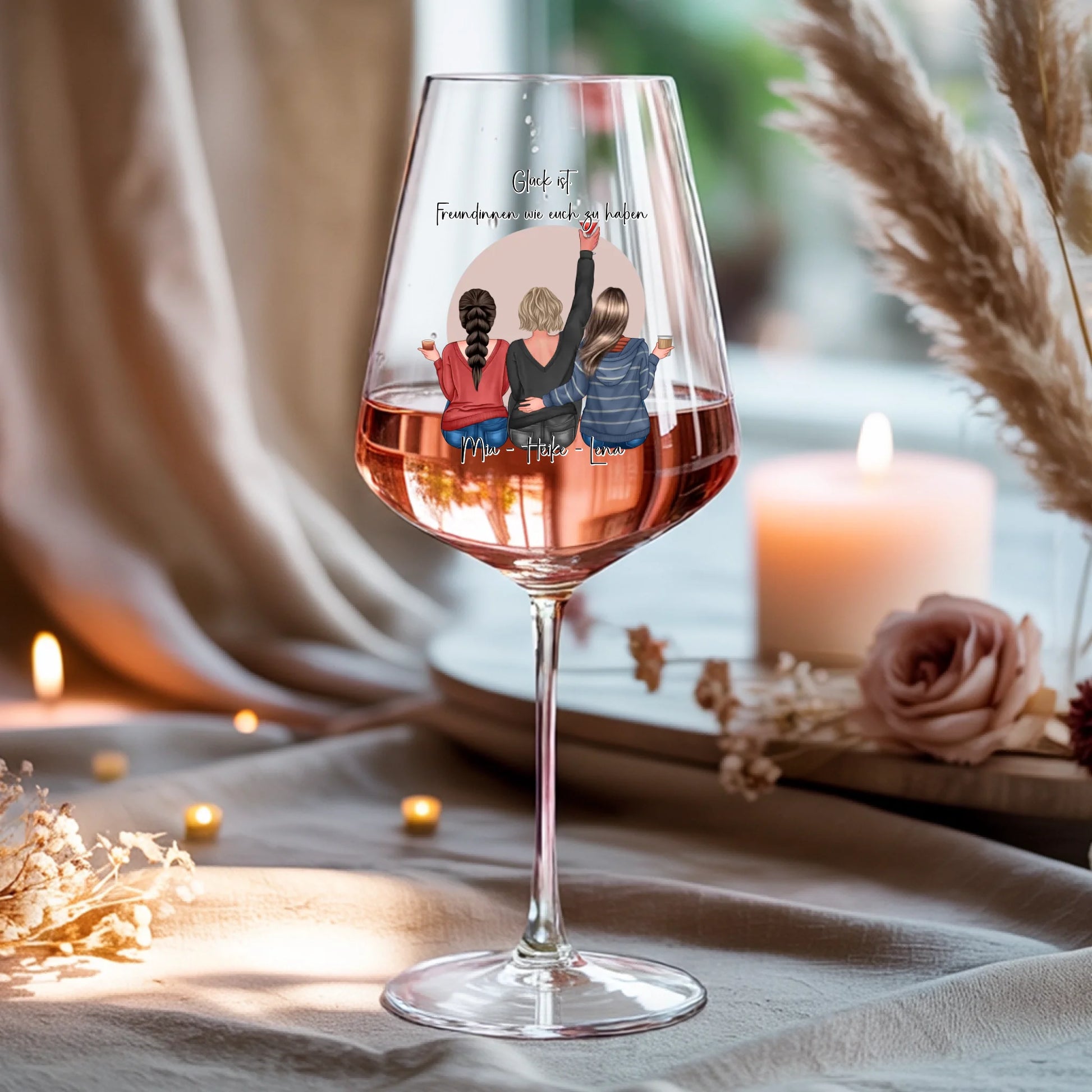 Weinglas-personalisiertes-Geschenk_0016_0001_4_a-beige-linen-background-is-present-show_RJhkBPeTRSyjbNEGHdymYg_WiXDhaHnQ