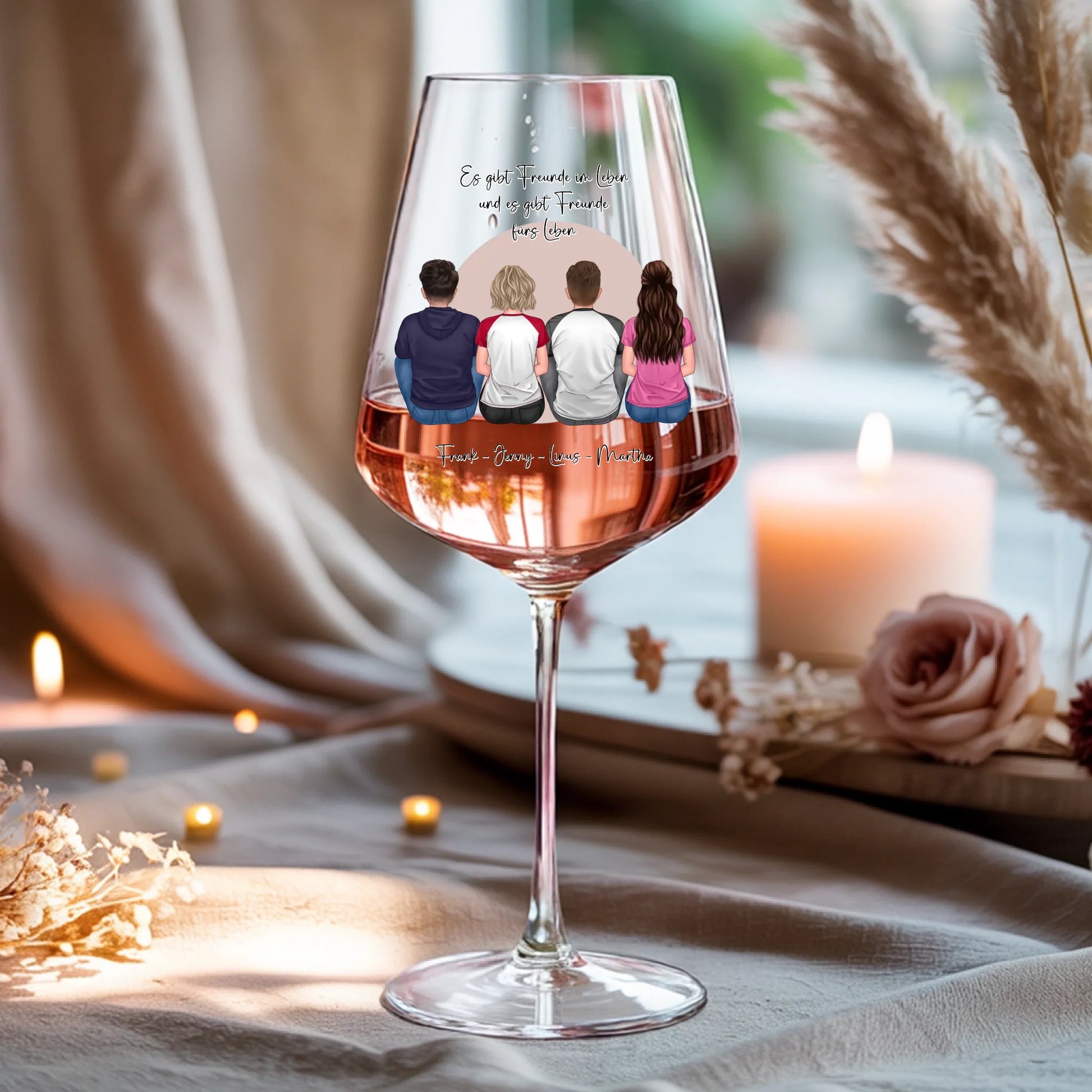 Weinglas-personalisiertes-Geschenk_0016_0001_4_a-beige-linen-background-is-present-show_RJhkBPeTRSyjbNEGHdymYg_WiXDhaHnQ