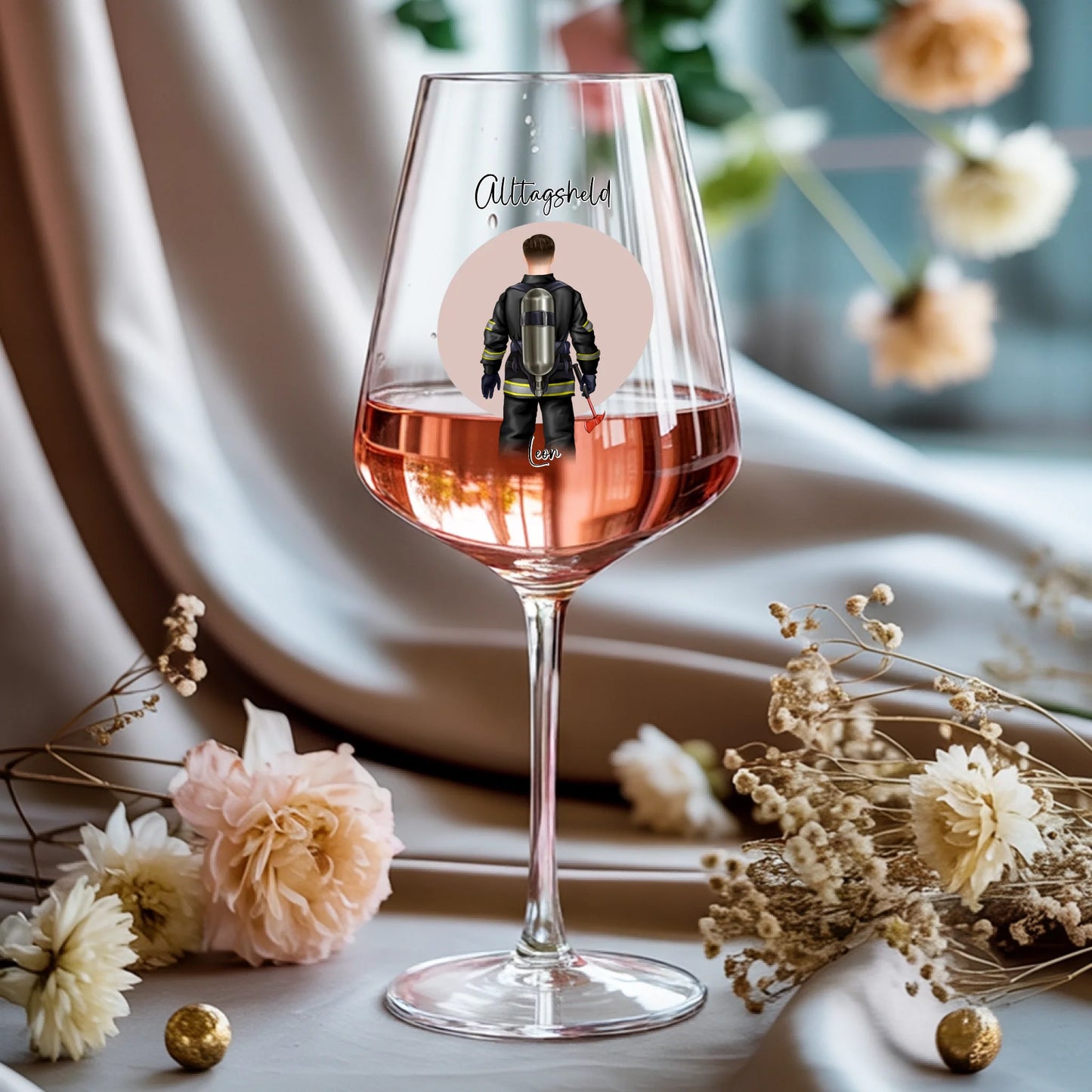 Weinglas-personalisiertes-Geschenk_0015_0002_1_a-rose-wine-glass-rests-gracefully-on-a-_WwBDbCwhQg-KGj6pVA5iqw_pt350IPER