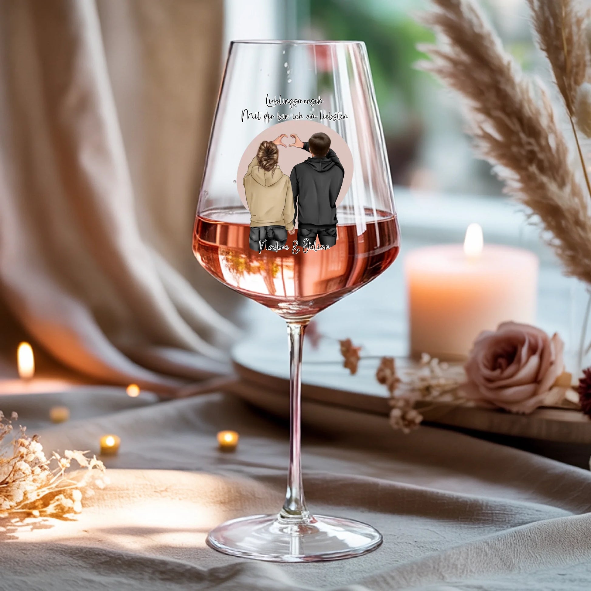 Weinglas-personalisiertes-Geschenk_0016_0001_4_a-beige-linen-background-is-present-show_RJhkBPeTRSyjbNEGHdymYg_WiXDhaHnQ