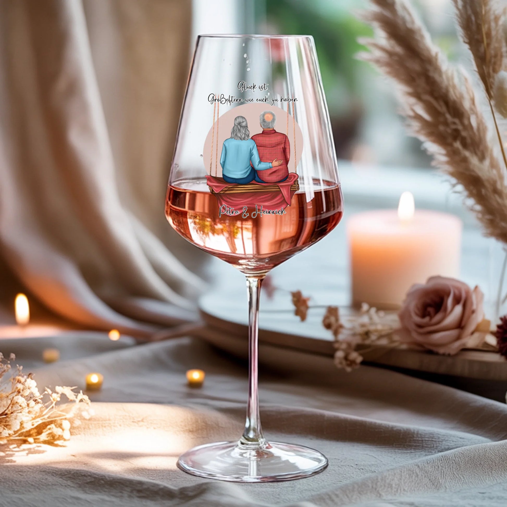 Weinglas-personalisiertes-Geschenk_0016_0001_4_a-beige-linen-background-is-present-show_RJhkBPeTRSyjbNEGHdymYg_WiXDhaHnQ