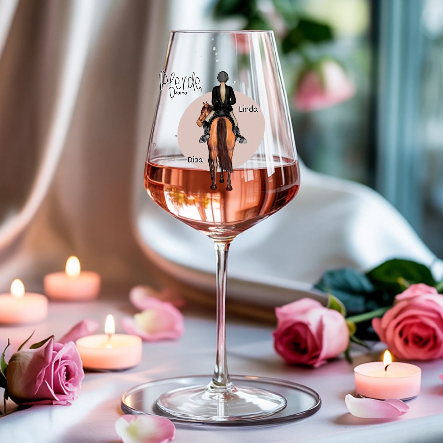 Weinglas-personalisiertes-Geschenk_0005_0004_3_a-soft-white-fabric-background-is-draped_XZk7X2P6QIqx85a1gqN-tg_HVdTCo_ZS