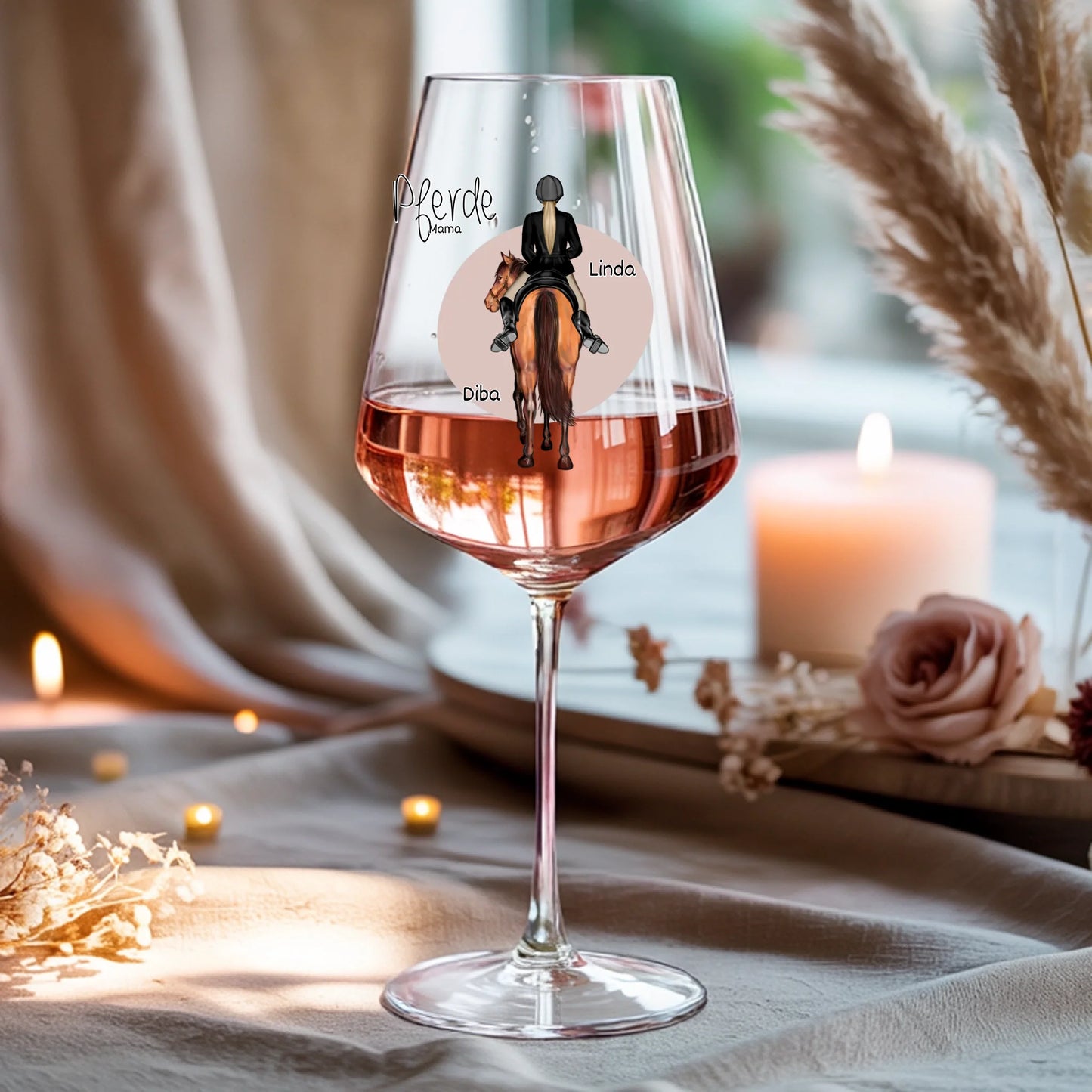 Weinglas-personalisiertes-Geschenk_0016_0001_4_a-beige-linen-background-is-present-show_RJhkBPeTRSyjbNEGHdymYg_WiXDhaHnQ