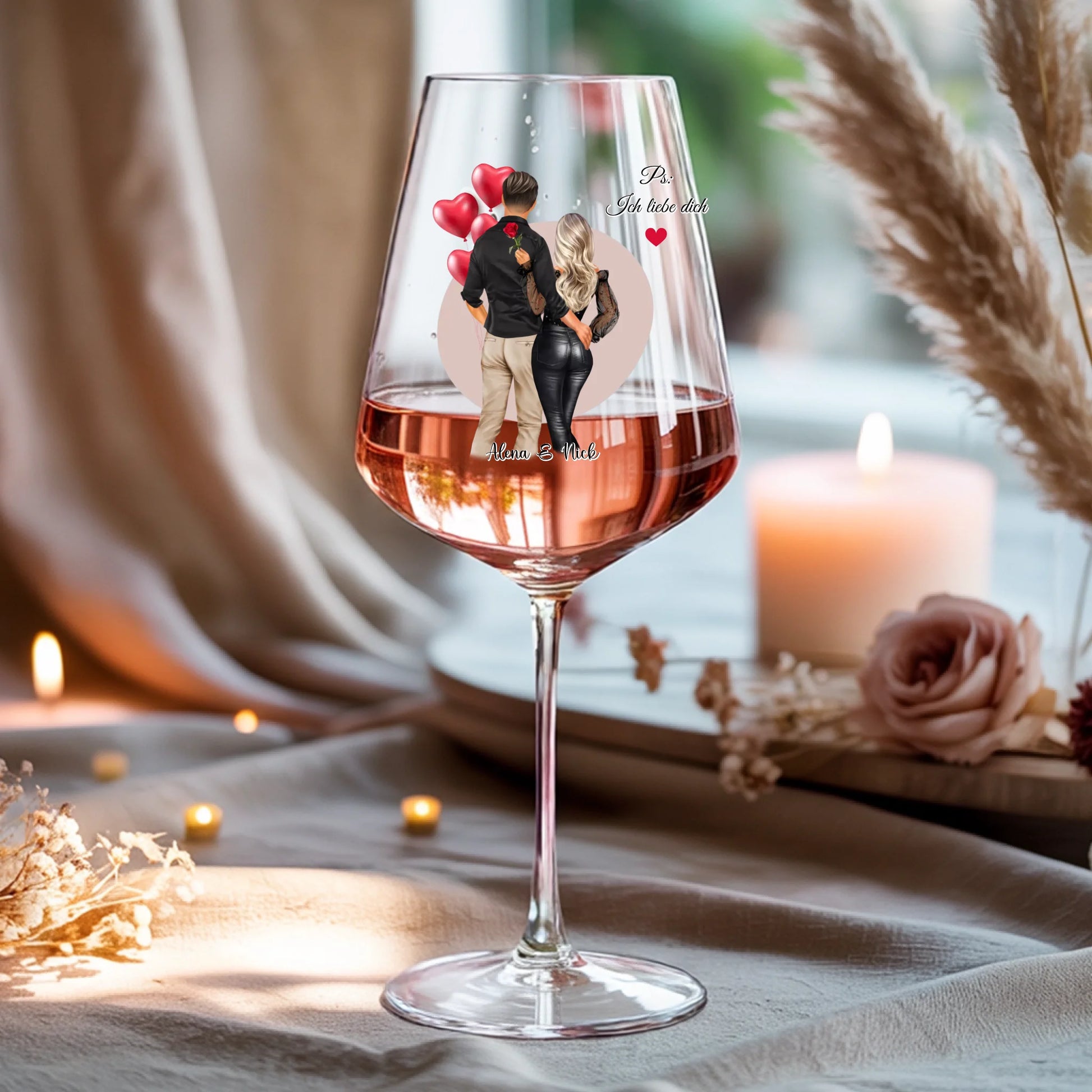 Weinglas-personalisiertes-Geschenk_0016_0001_4_a-beige-linen-background-is-present-show_RJhkBPeTRSyjbNEGHdymYg_WiXDhaHnQ