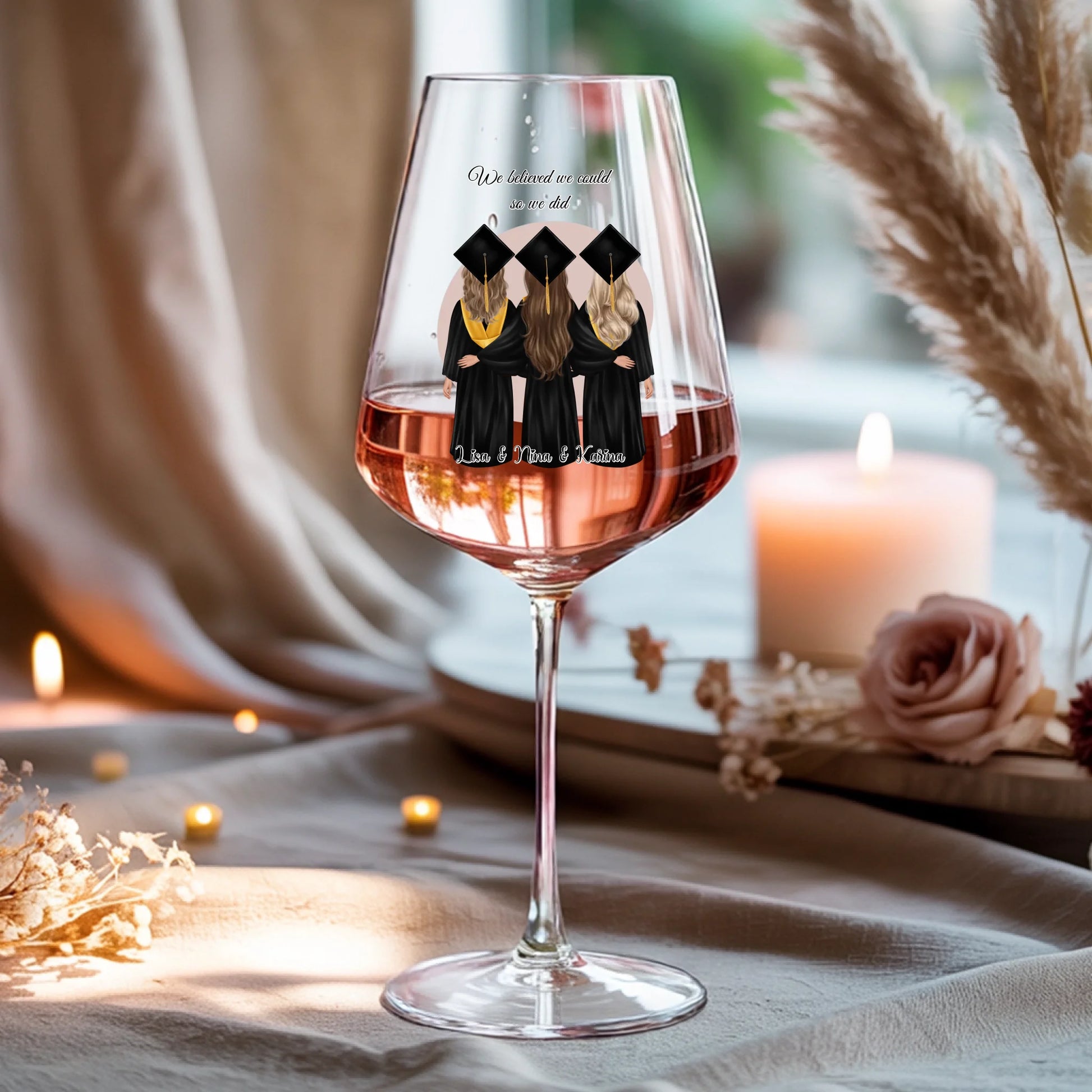 Weinglas-personalisiertes-Geschenk_0016_0001_4_a-beige-linen-background-is-present-show_RJhkBPeTRSyjbNEGHdymYg_WiXDhaHnQ
