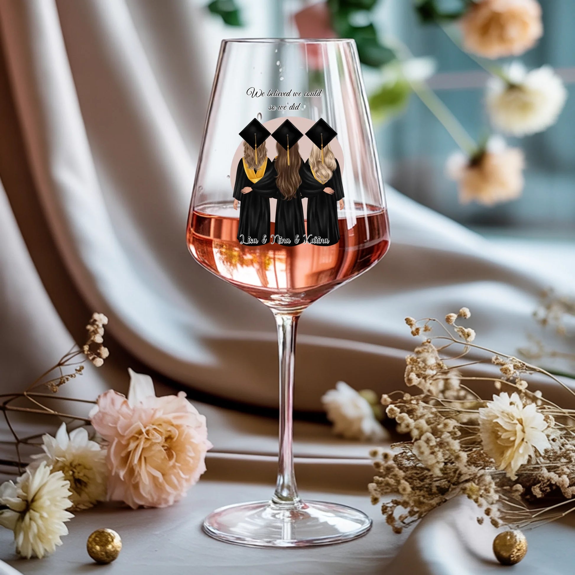 Weinglas-personalisiertes-Geschenk_0015_0002_1_a-rose-wine-glass-rests-gracefully-on-a-_WwBDbCwhQg-KGj6pVA5iqw_pt350IPER
