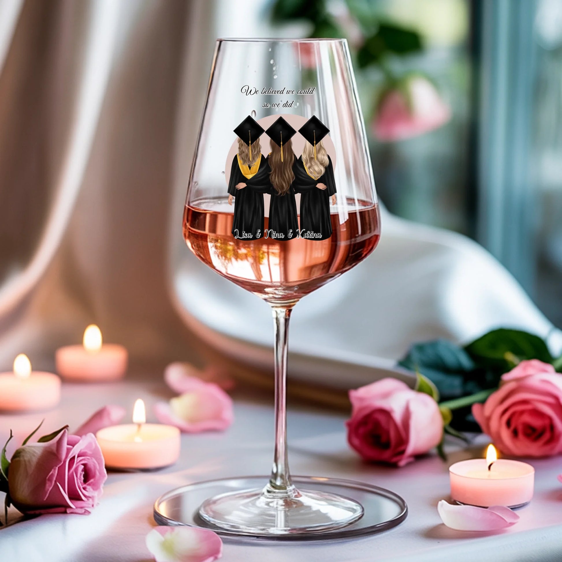 Weinglas-personalisiertes-Geschenk_0005_0004_3_a-soft-white-fabric-background-is-draped_XZk7X2P6QIqx85a1gqN-tg_HVdTCo_ZS